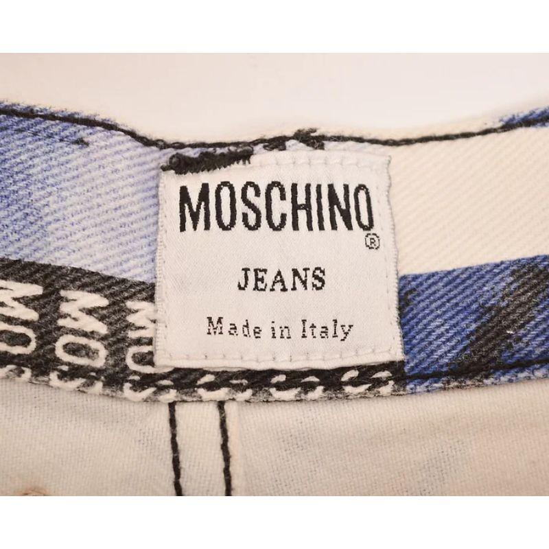 90er UK Garage Rave Vintage Moschino Peace & Love Blaue gemusterte Jeans mit Spell Out-Muster, Vintage im Angebot 1