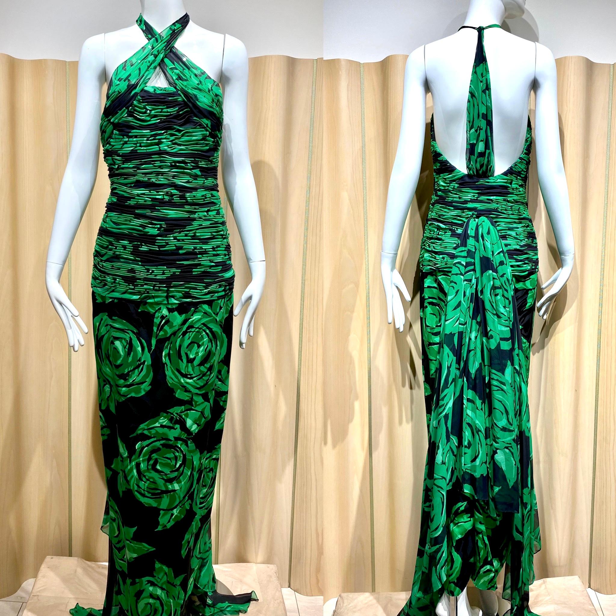 90er Jahre Valentino Grüner und schwarzer Rosendruck Seide Chiffon Halter Kleid mit abnehmbarem Cape.
Das Kleid hat einen Kreuzausschnitt und eine geraffte Taille. Das Kleid hat eine lange Schleppe, die als Umhang fungiert.
Brustumfang: 34