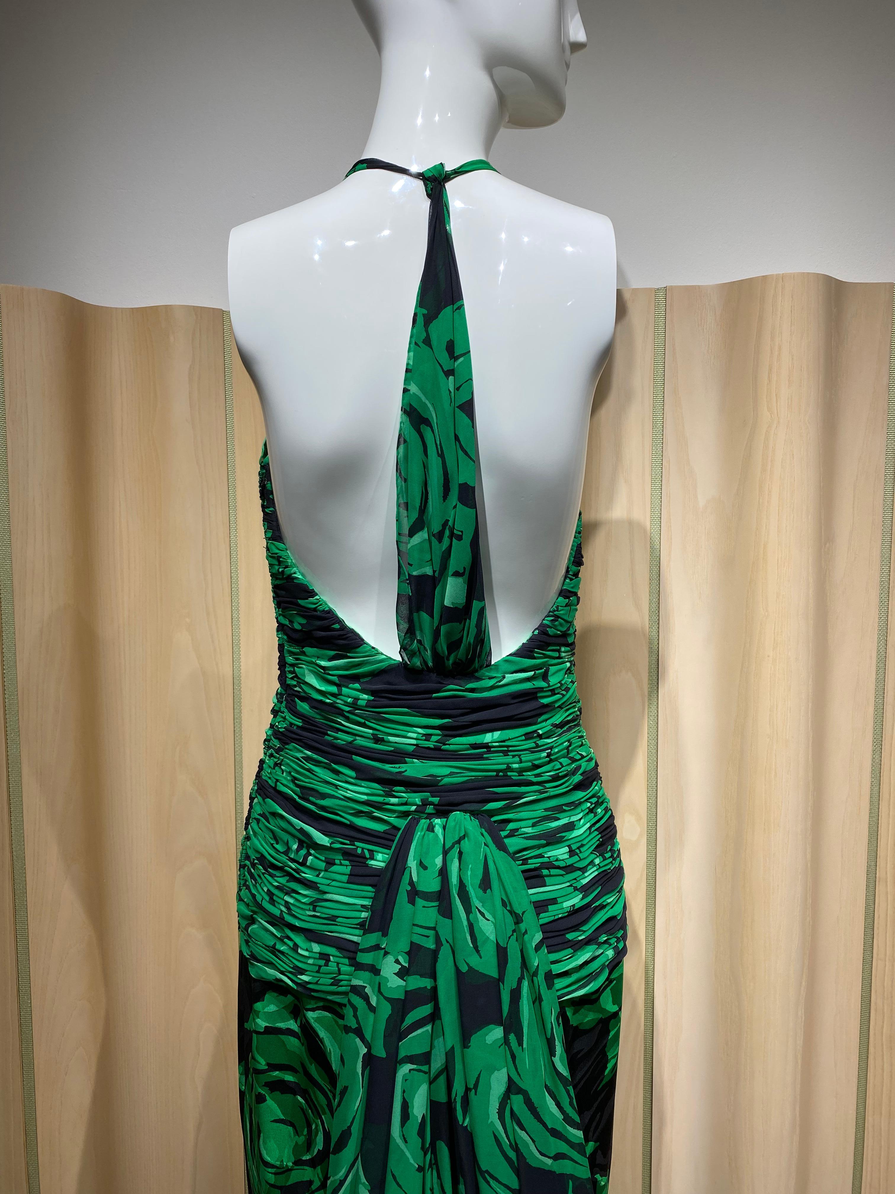 90er Valentino Grünes und schwarzes Seidenchiffon-Halterkleid mit abnehmbarem Umhang Damen im Angebot
