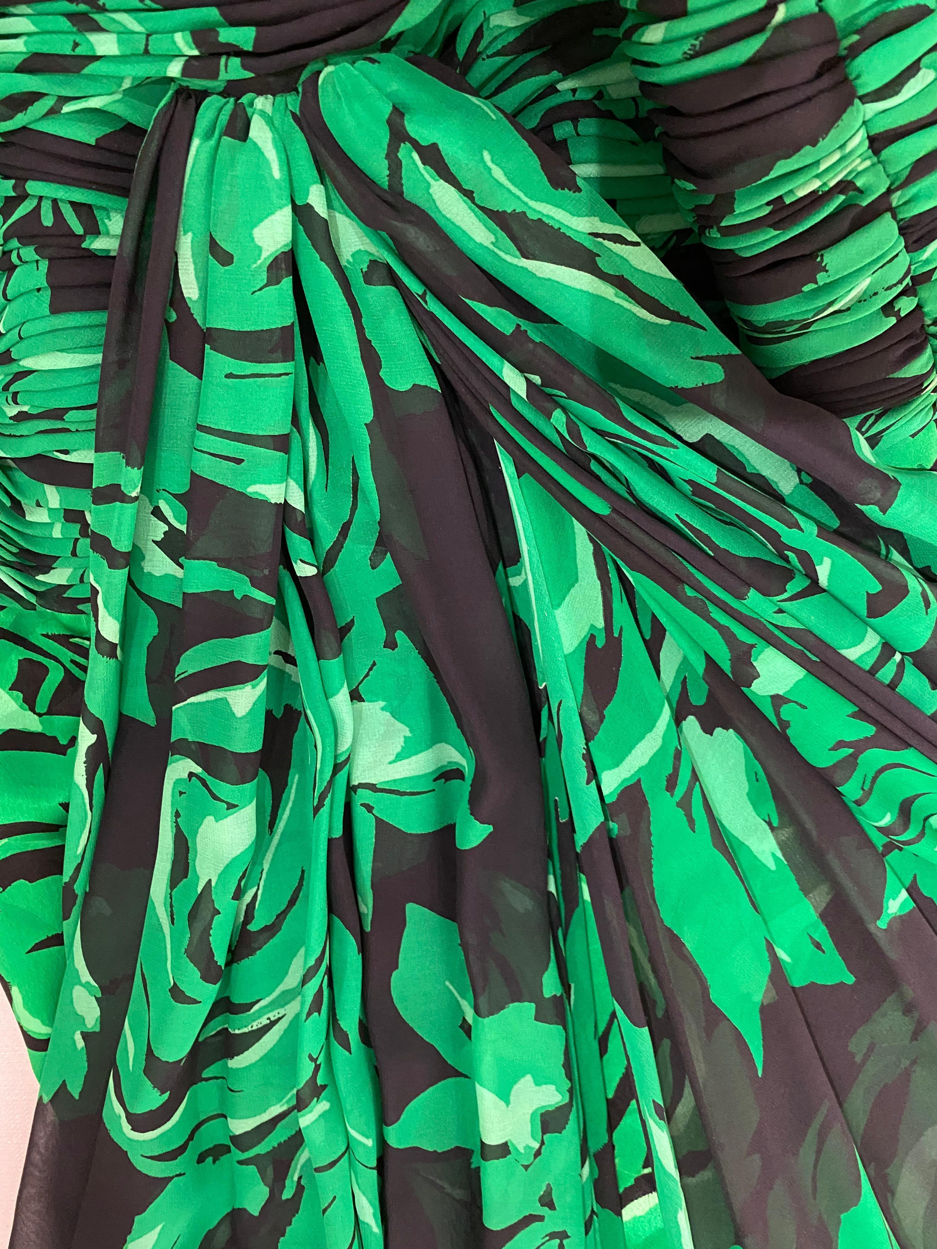 Valentino - Robe dos nu en mousseline de soie verte et noire avec cape détachable, années 90 Pour femmes en vente