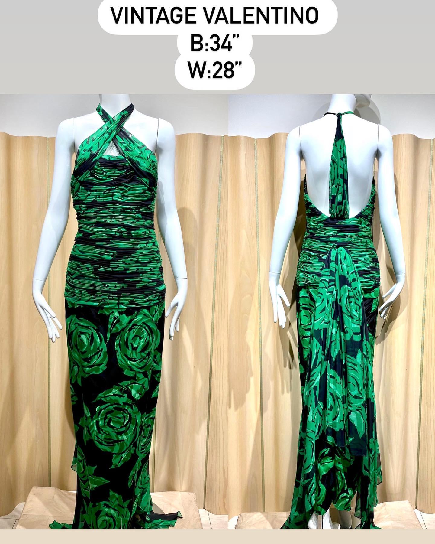 90er Valentino Grünes und schwarzes Seidenchiffon-Halterkleid mit abnehmbarem Umhang im Angebot 3
