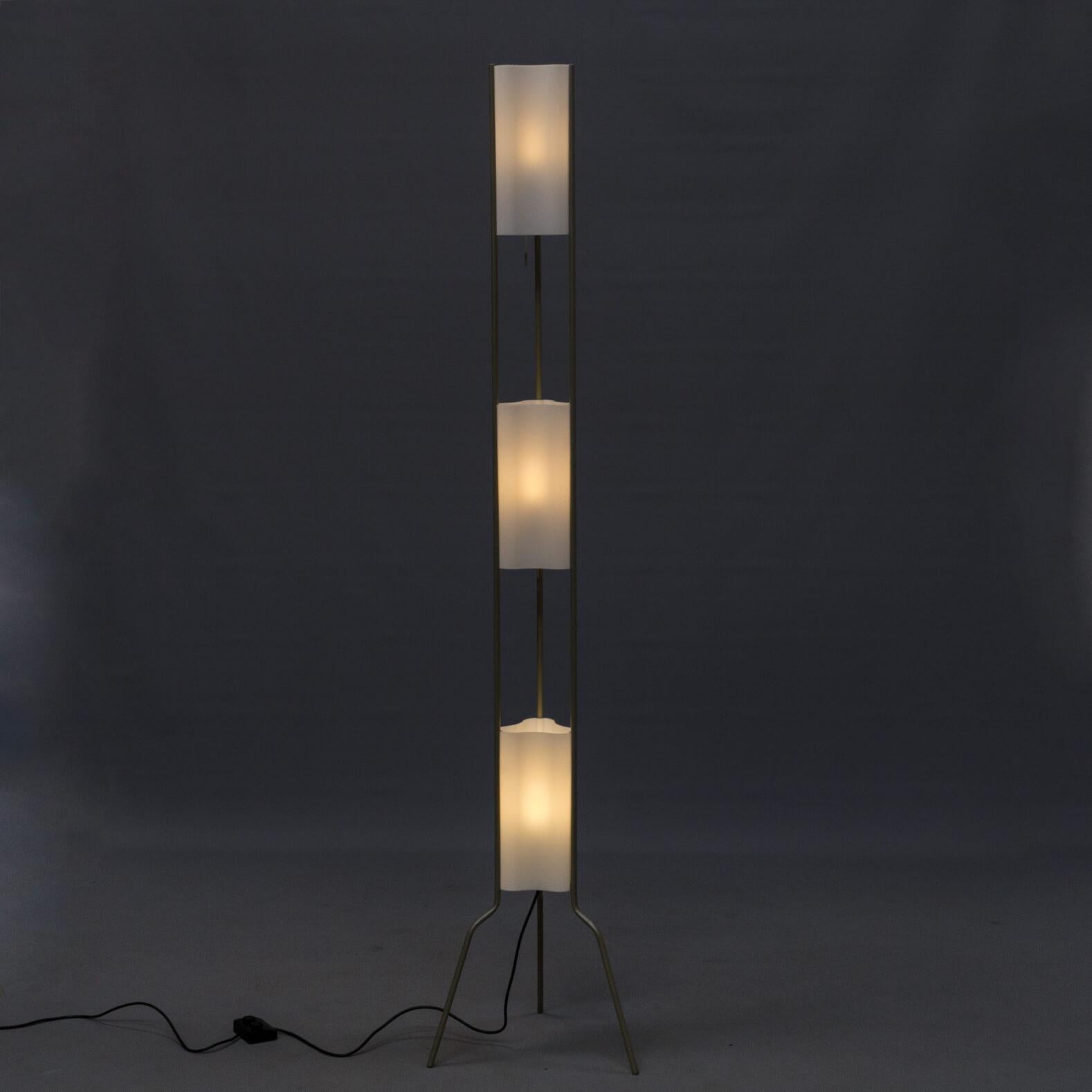 1990s Valerio Bottin ‘TOTEM’ floorlamp for Foscarini. This model is called TOTEM and designed by Bottin and is in original condition. Good and working condition, consistent with age and use.