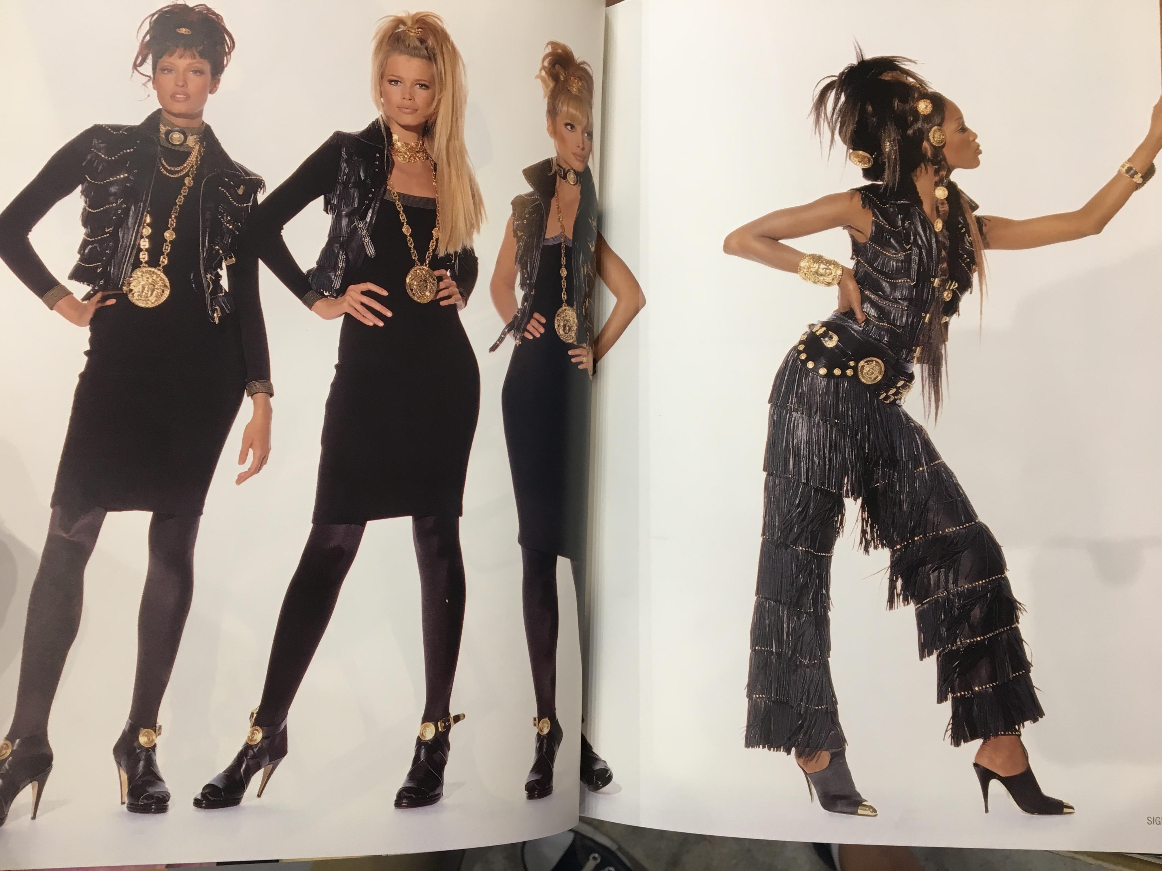 iconic Versace Combination in Leather and golden studs from the 1993 collection

Jacket leather with Astrakan neck 

Skirt with fringes

As seen in all the looks and top models of the collection

Size italian vintage 44

really good condition