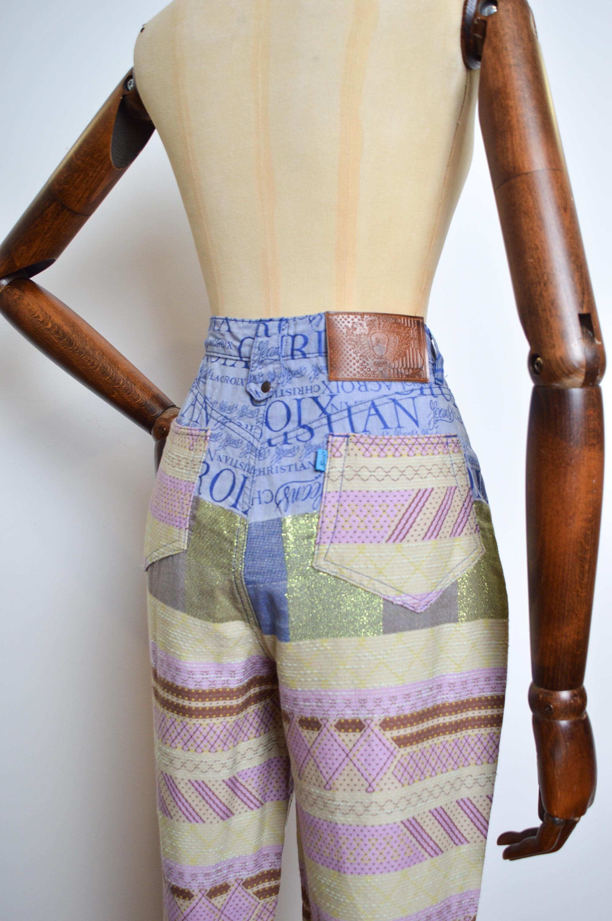 90er Jahre Vintage Christian Lacroix Jacquard-Jeanshose mit funkelndem lila-grünem Monogramm im Zustand „Relativ gut“ im Angebot in Sheffield, GB