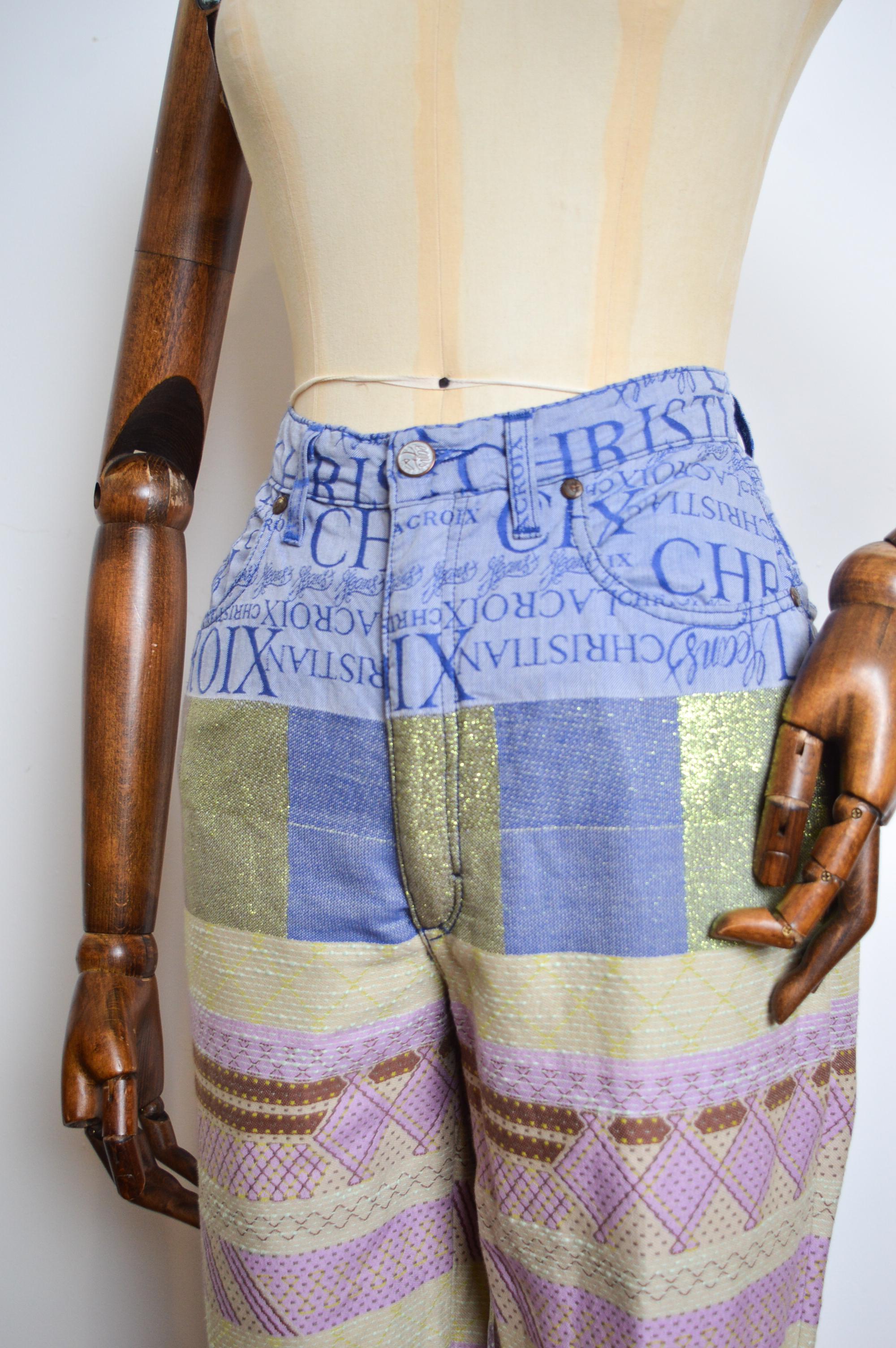 90er Jahre Vintage Christian Lacroix Jacquard-Jeanshose mit funkelndem lila-grünem Monogramm im Angebot 5
