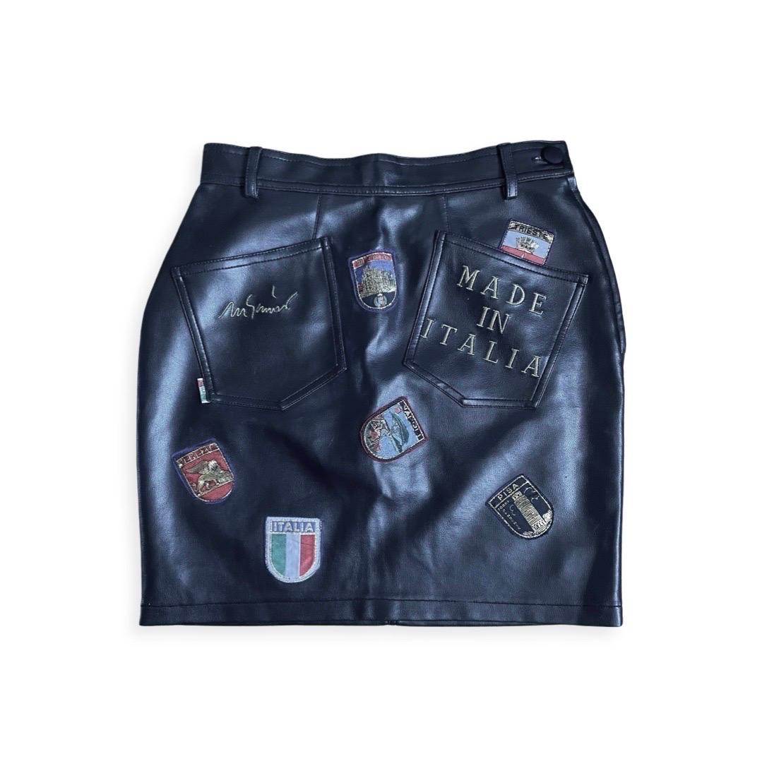 90s Vintage leather skirt by Moschino with Italians badges representing italian regions flags. It is  in perfect condition.

Sizes : 
I 44 
FR 40
US 10 
UK 14

Measurements laid flat :

Waist 35 cm 
Hips 46 cm
Length 45 cm



Please make sure you
