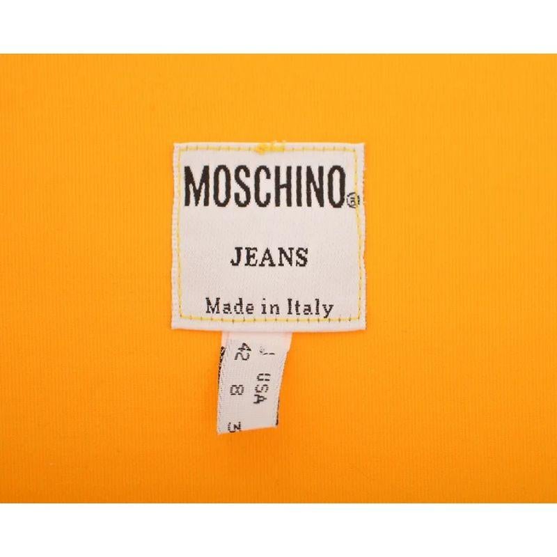 Vintage 1990's Moschino  Slogan T-shirt in yellow, with a novelty 'SMILE!' and Toothbrush printed design.

MADE IN ITALY !

Features:
Square rounded neckline
Short sleeves
Fitted Shape
Novelty Logo
'Moschino' spell out on reverse

75% Nylon / 25%