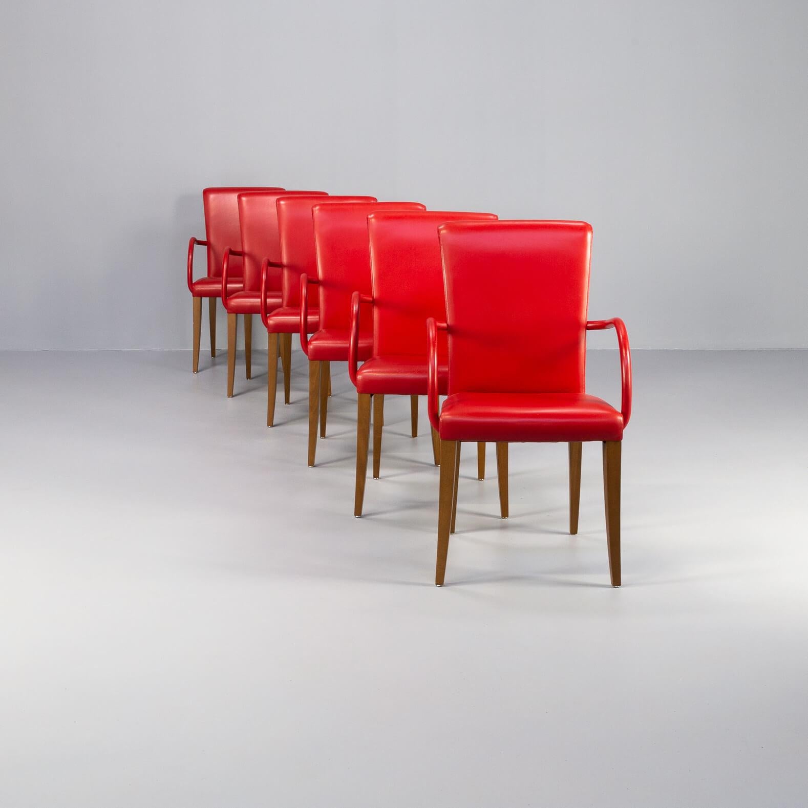 The Vittoria chair, designed by Poltrona Frau R&D, stands out for its original backrest which terminates with a subtle open spiral and traditional raised edging. Aesthetic elements historically associated with the Poltrona Frau style. The Vittoria