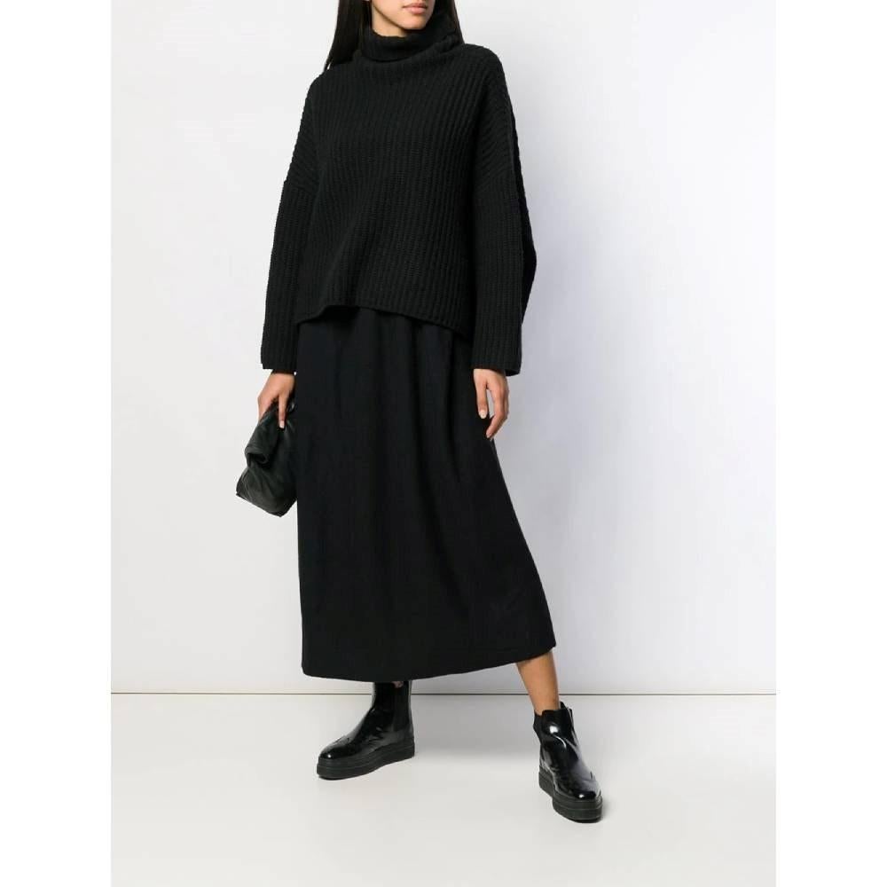 Yohji Yamamoto black wool skirt. Medium waist and waist pleats. Botton closure.

Size: 3 JP

Flat measurements
Height: 93 cm
Waist: 46 cm

Product code: A6086

Notes: The item shows some holes as shown in the pictures.

Composition: 100%