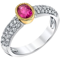 Anello di fidanzamento con rubino birmano e diamanti in pavé da .91 carati in oro 18k
