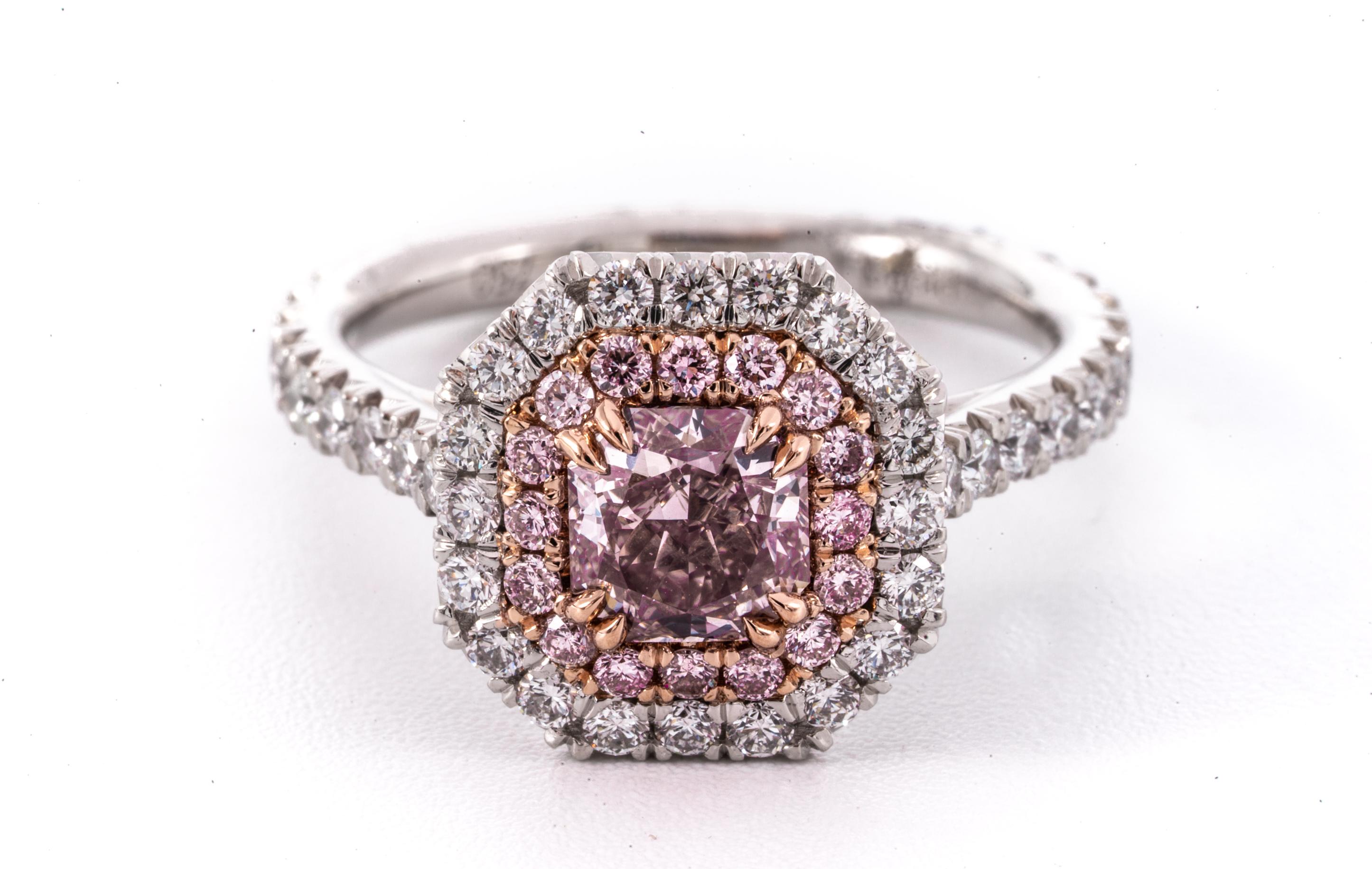 .91 Karat Fancy bräunlich rosa Diamantring mit Strahlenschliff, Reinheit VS2
GIA Grading Bericht enthalten ( # 1186855138 ) 
Ring ist hervorgehoben mit  16 natürliche rosafarbene Diamanten mit einem Gesamtgewicht von 0,21 Karat und 58 weiße