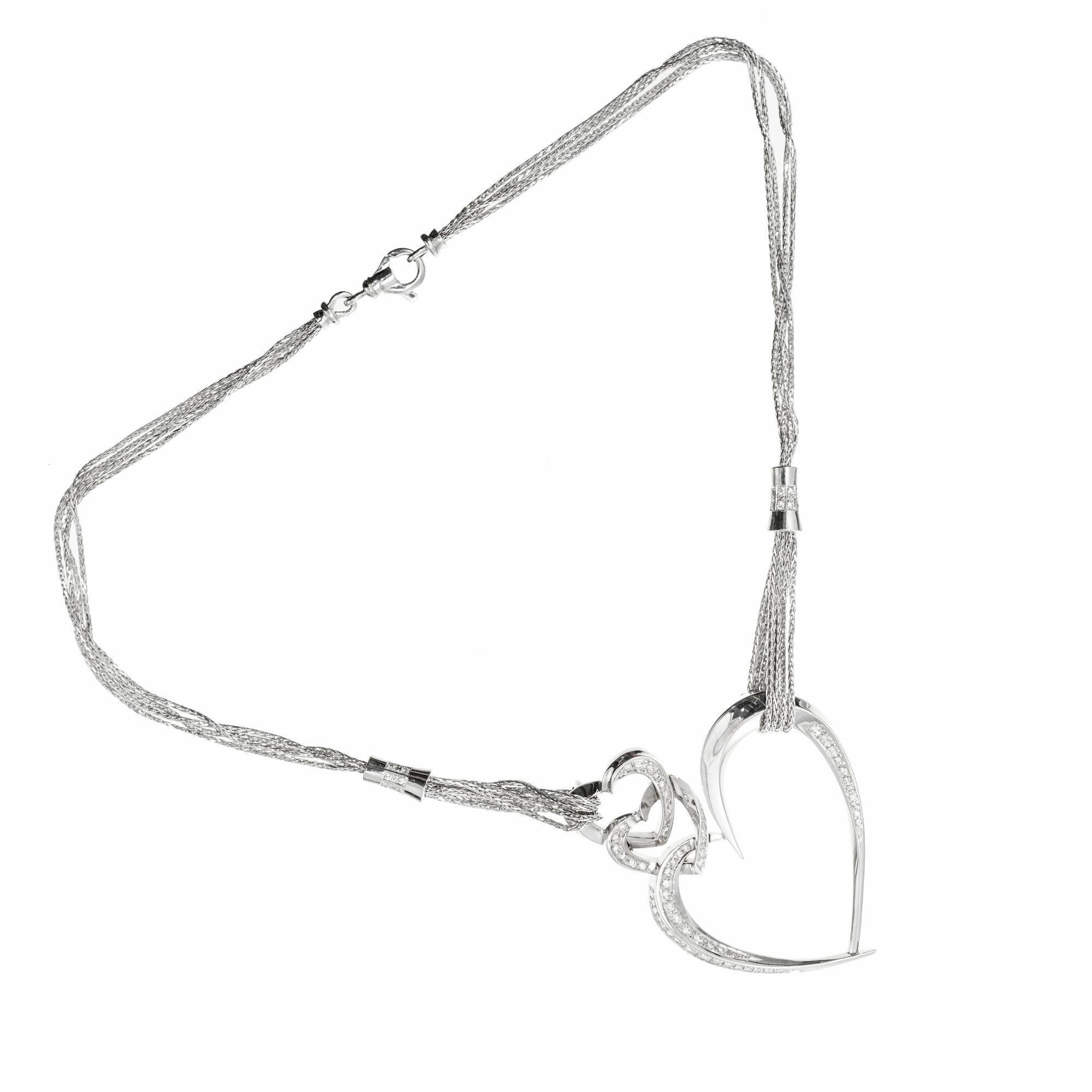 Pendentif en diamant à triple cœur avec un collier en or blanc à quatre rangs de chaque côté avec des connecteurs en diamant. Circa 1970.

Pendentif : 59 diamants ronds, poids total approx. 0,59 ct, G - H, SI
Chaîne : 32 ronds d'un poids total