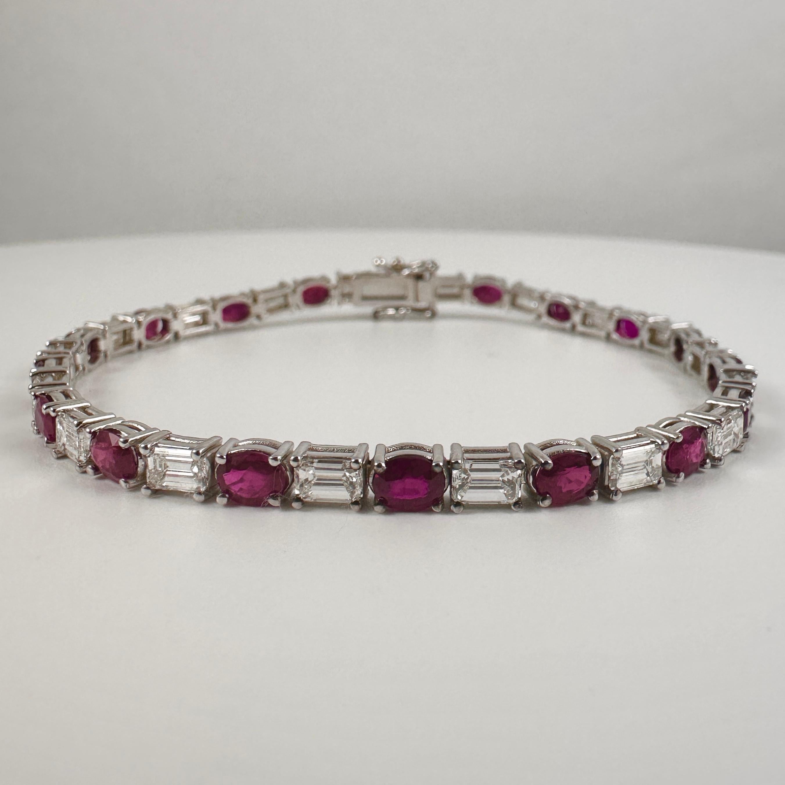 Brazalete de tenis de oro blanco de 14 quilates con rubí oval de 9,10 quilates y diamantes talla esmeralda en Nuevo estado para la venta en New York, NY