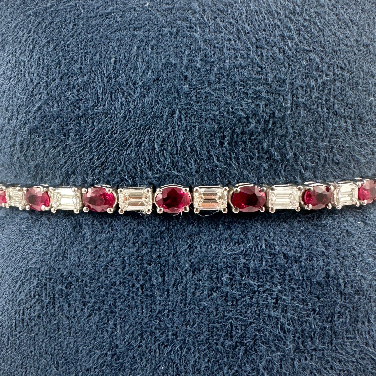 Femenino o masculino Brazalete de tenis de oro blanco de 14 quilates con rubí oval de 9,10 quilates y diamantes talla esmeralda en venta