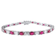 Brazalete de tenis de oro blanco de 14 quilates con rubí oval de 9,10 quilates y diamantes talla esmeralda