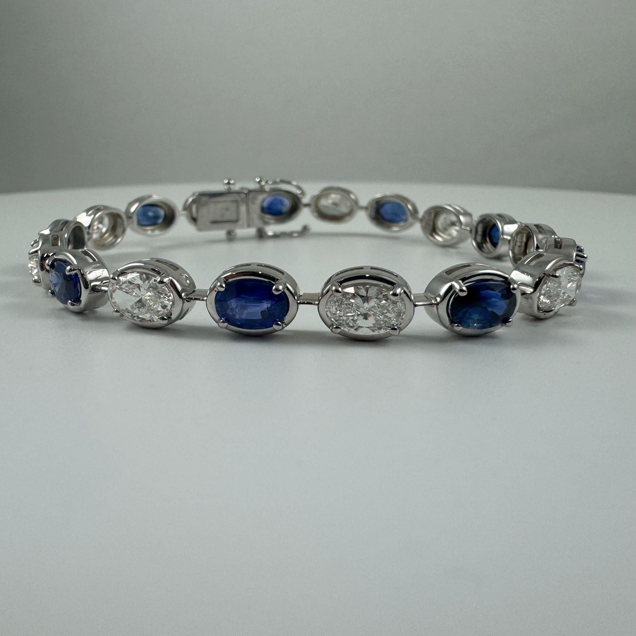 Esta llamativa pulsera tenis muestra la armonía perfecta de zafiros vivos y diamantes brillantes en un elegante diseño continuo. Con zafiros azules talla oval y diamantes talla oval alternados, cada piedra está expertamente engastada en oro blanco