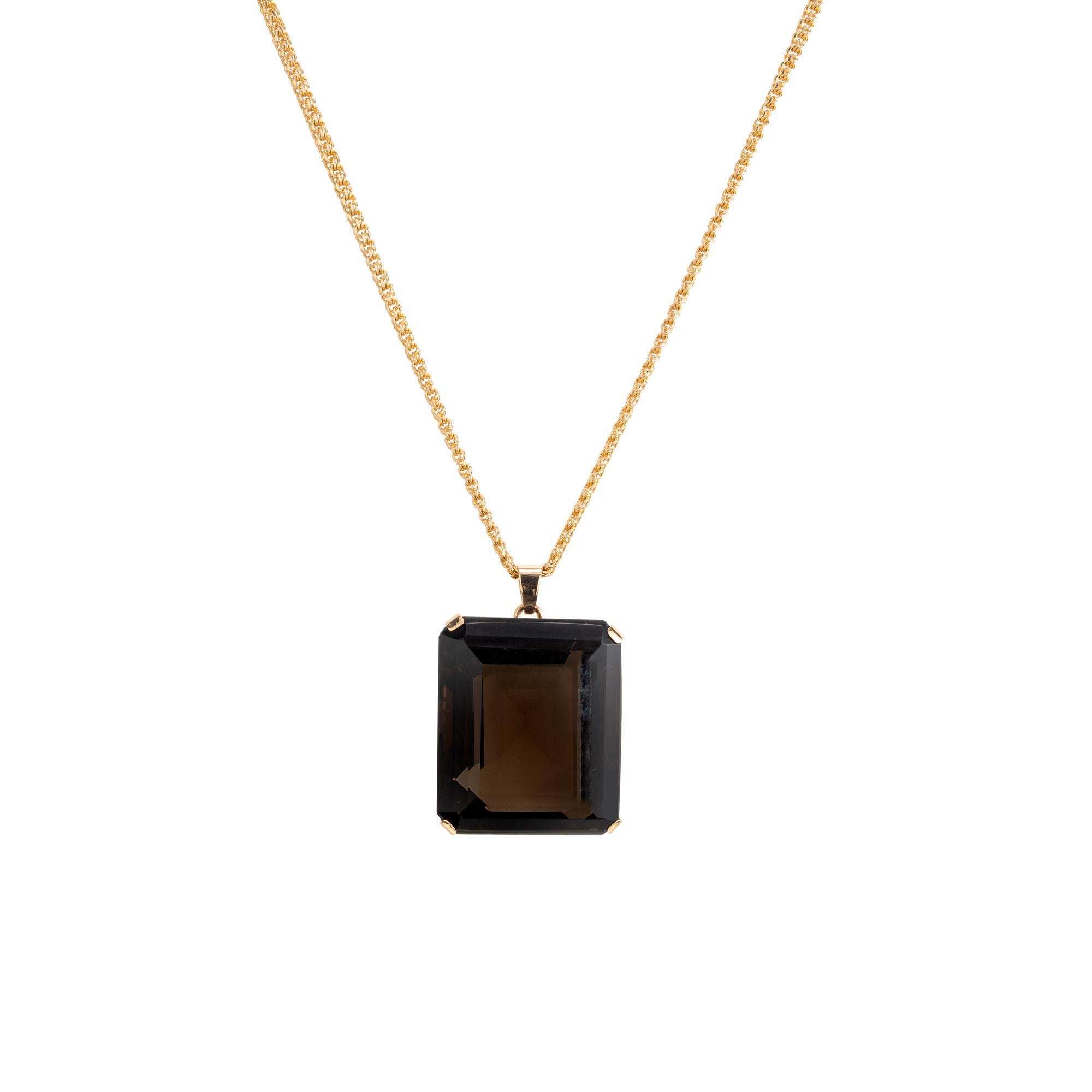 Vintage 1950's énorme émeraude coupe rectangulaire 91.00 carat smoky topaz pendentif. Le pendentif, une magnifique pièce centrale en quartz, est monté en or jaune 18 carats. La chaîne est une chaîne de 28 pouces à double maillon spiralé en 18k.
