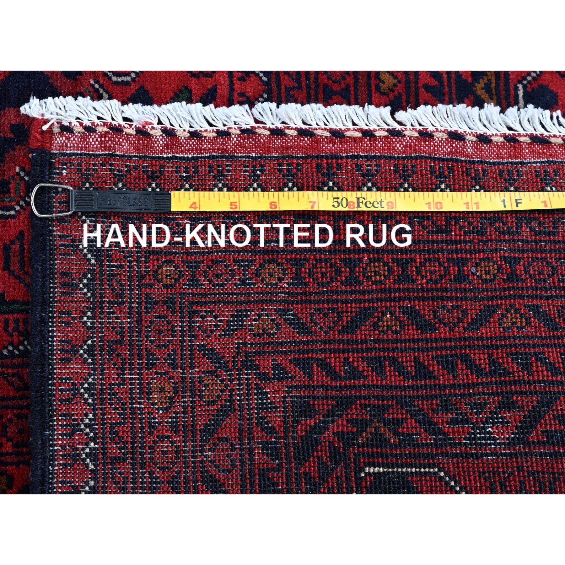Tapis rouge afghan Khamyab à motif géométrique noué à la main 9'10