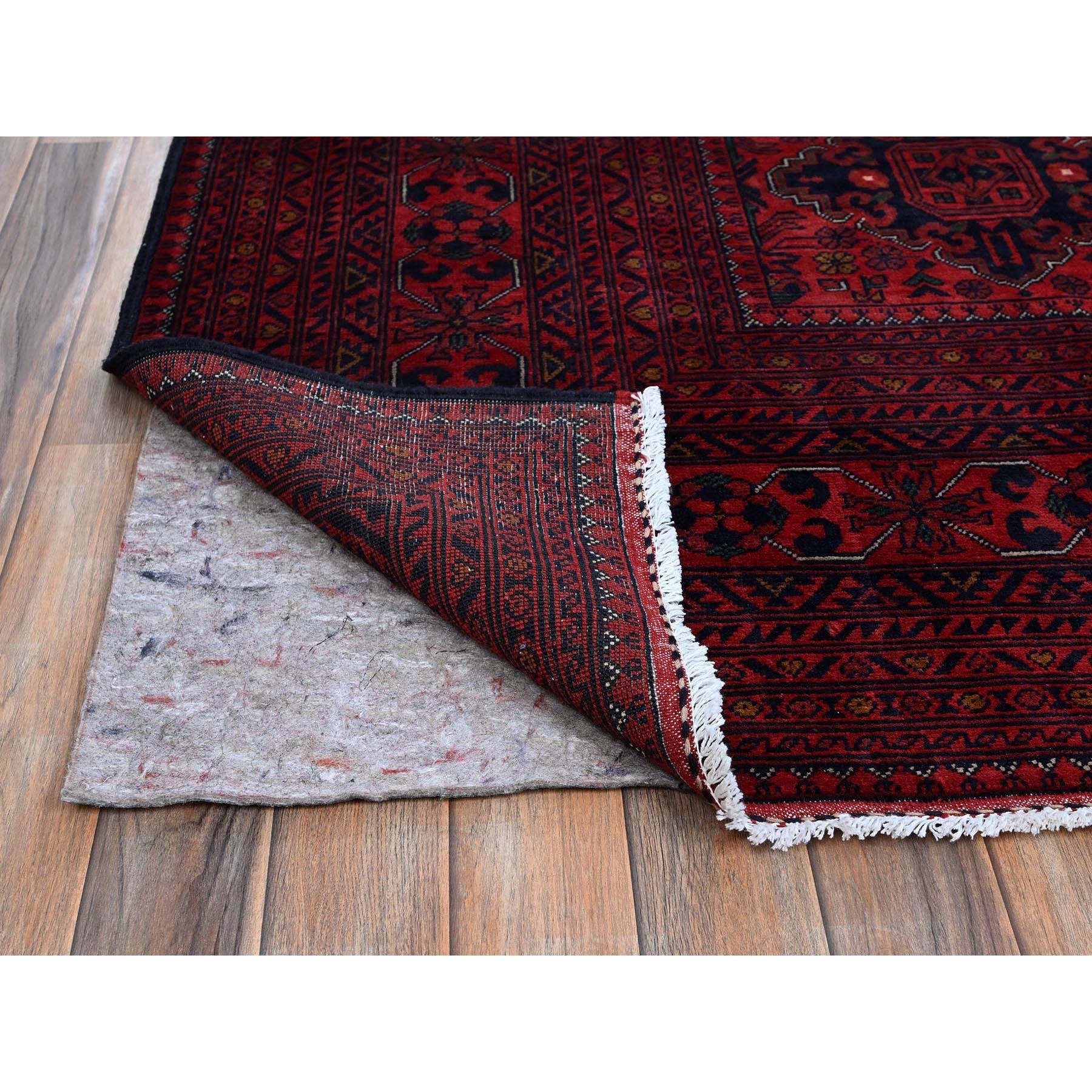 Noué à la main Tapis rouge afghan Khamyab à motif géométrique noué à la main 9'10