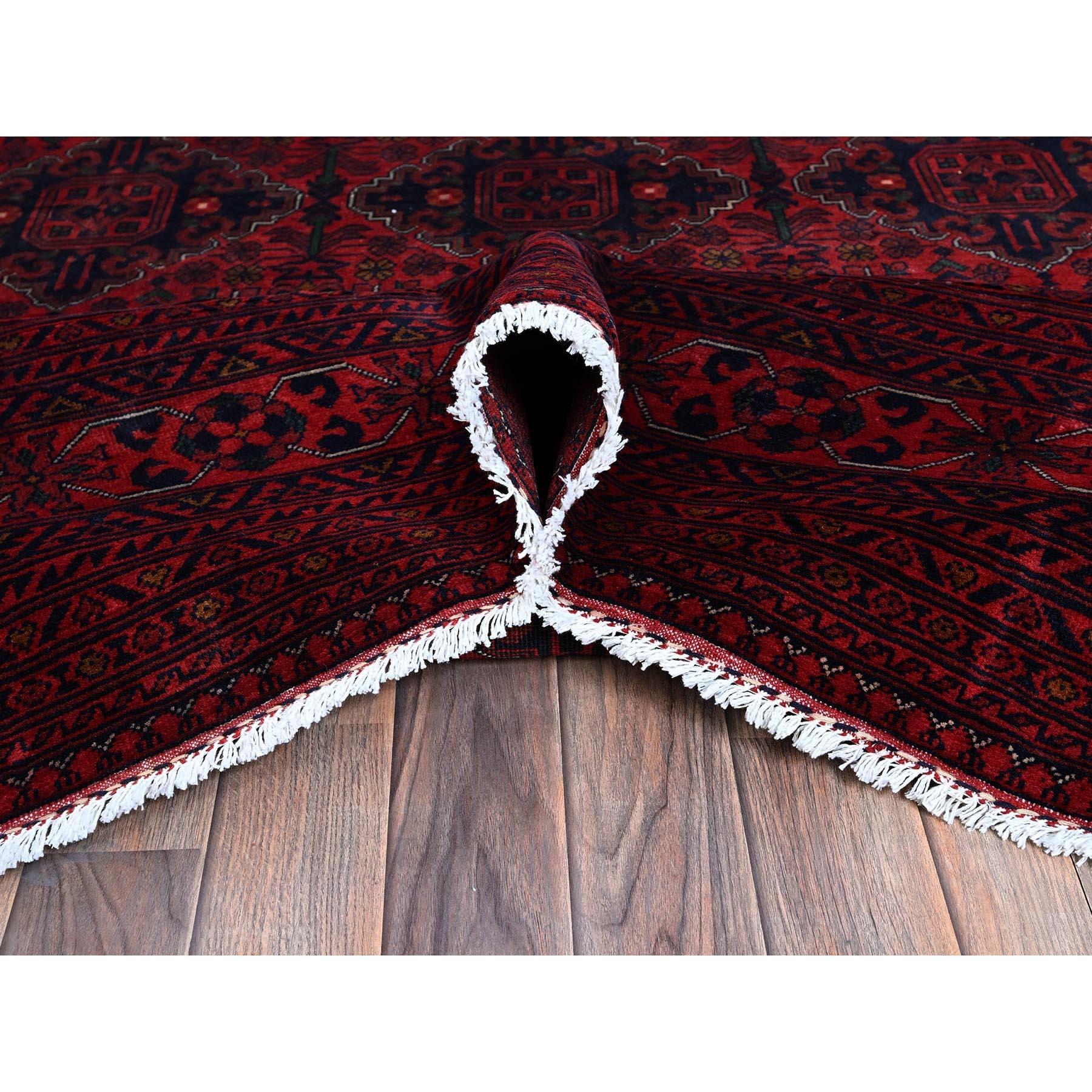Tapis rouge afghan Khamyab à motif géométrique noué à la main 9'10