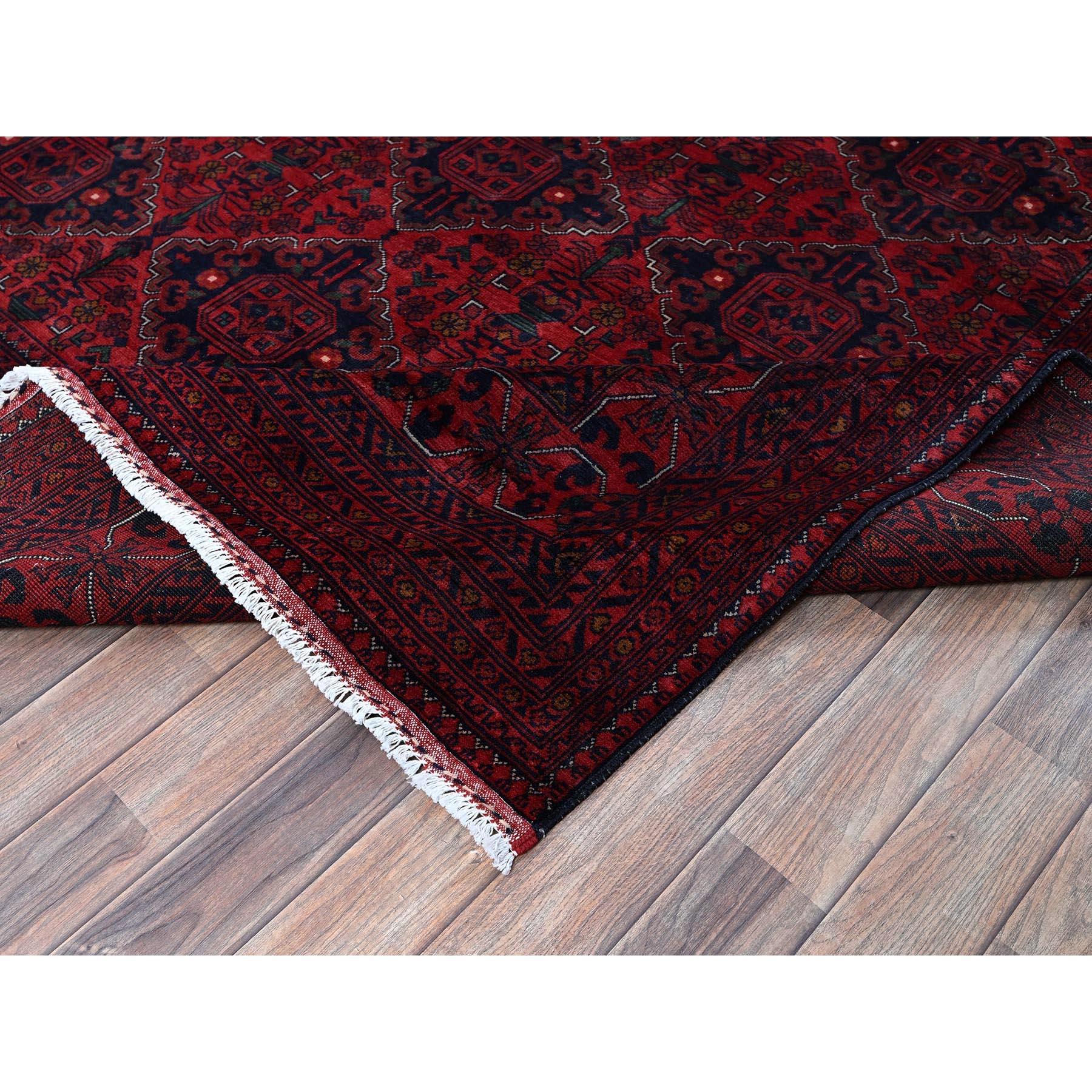 XXIe siècle et contemporain Tapis rouge afghan Khamyab à motif géométrique noué à la main 9'10
