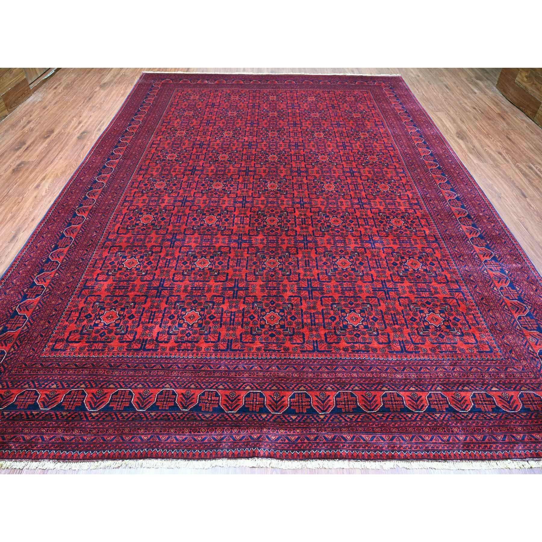Rouge profond et saturé, noué à la main, Afghan Khamyab avec motif géométrique, poil doux, pure laine, tapis d'Orient
Matières premières : Laine
Latex : Pas de poils 
hauteur : 0,25 pouces
Style : Traditionnel
Couleur primaire : rouge
Couleurs