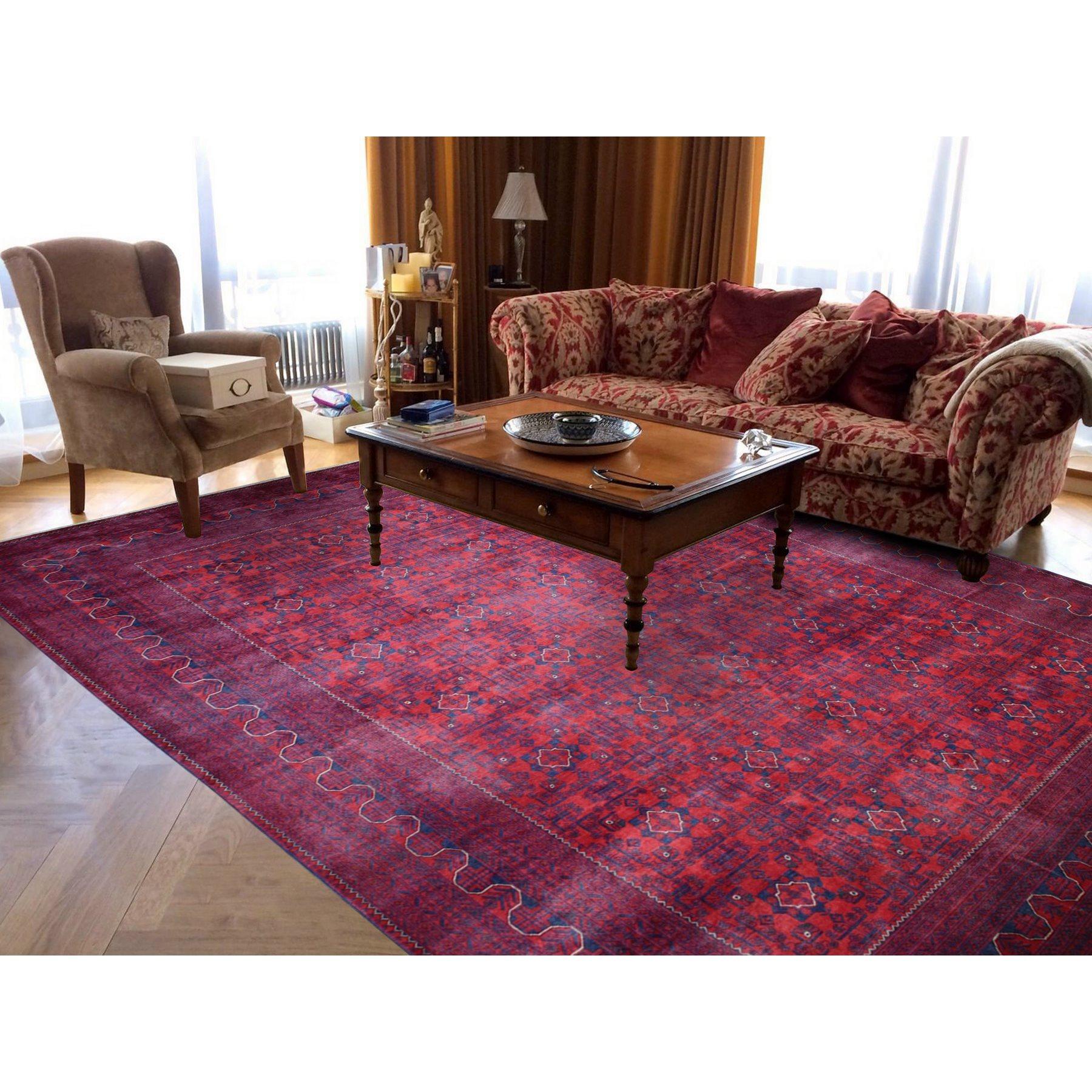 Il s'agit d'un véritable tapis d'Orient, unique en son genre, d'un rouge profond et saturé, Khamyab afghan à motifs géométriques, en pure laine, noué à la main. Il a été noué pendant des mois et des mois selon des techniques de tissage séculaires