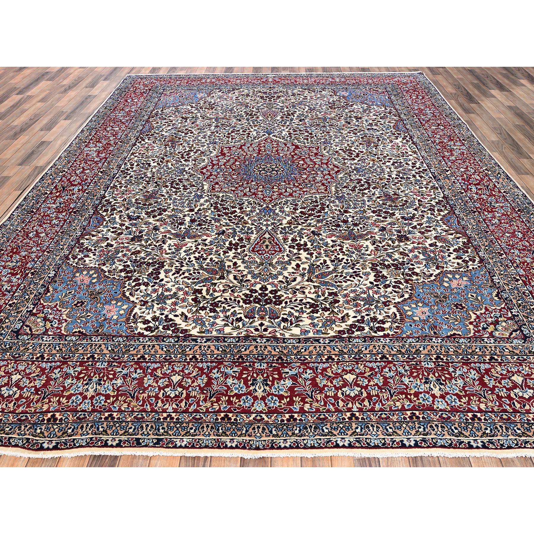 Blanc crème, Vintage Persan Kerman, Propre et doux, Plein poil, 100% laine, Noué à la main, côtés et extrémités sécurisés, Tapis d'Orient
Matières premières : Laine
Latex : Pas de poils 
hauteur : 0,25 pouces
Style : Traditionnel
Couleur primaire :