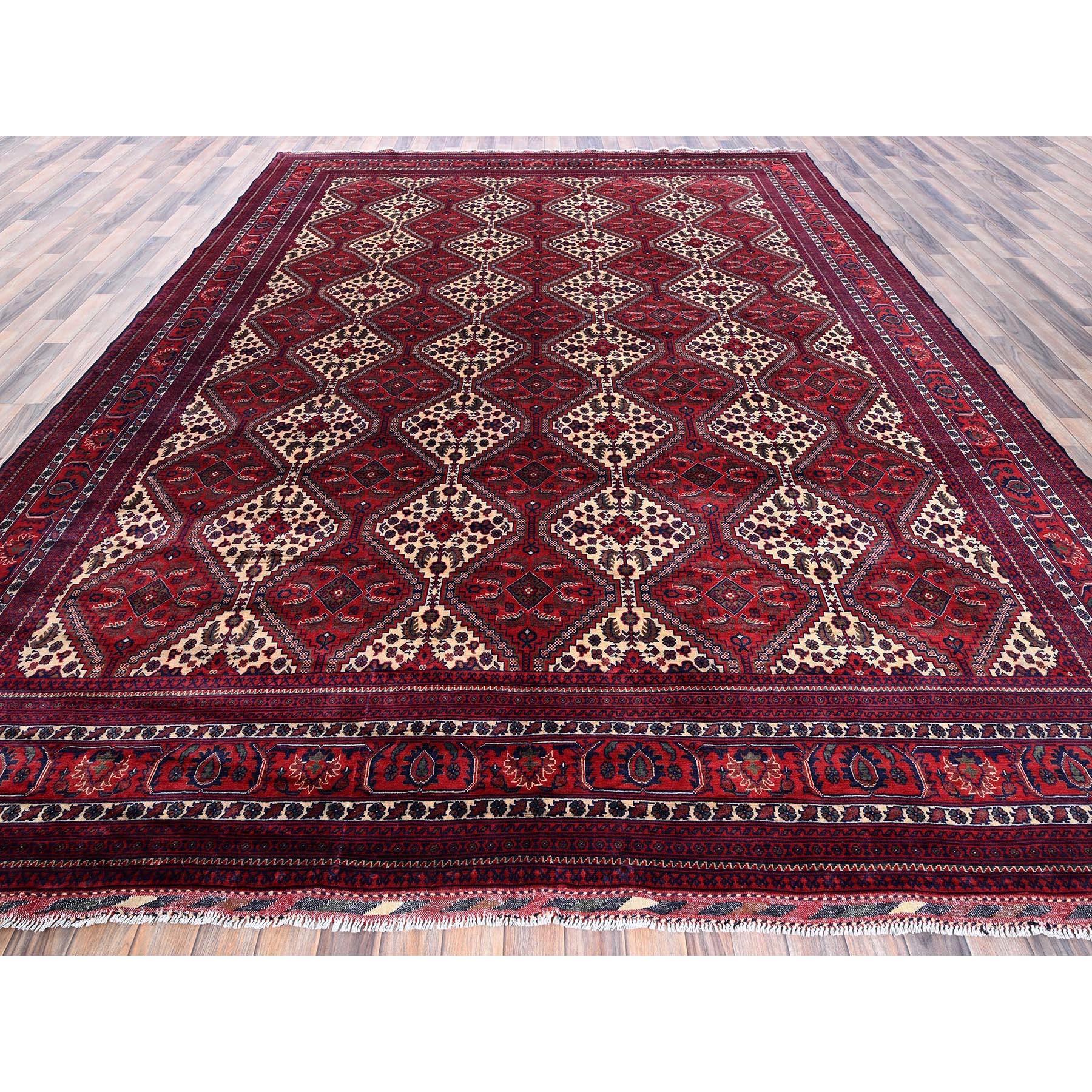 Scharlachrot, Afghanischer Khamyab mit geometrischem Muster, handgeknüpft, weiche und samtige Wolle, Pflanzenfarben, Orientteppich
Primäre MATERIALIEN: Wolle
Latex: Kein Flor 
Höhe: 0,25 Zoll
Stil: Traditionell
Grundfarbe: Rot
Sekundärfarben: