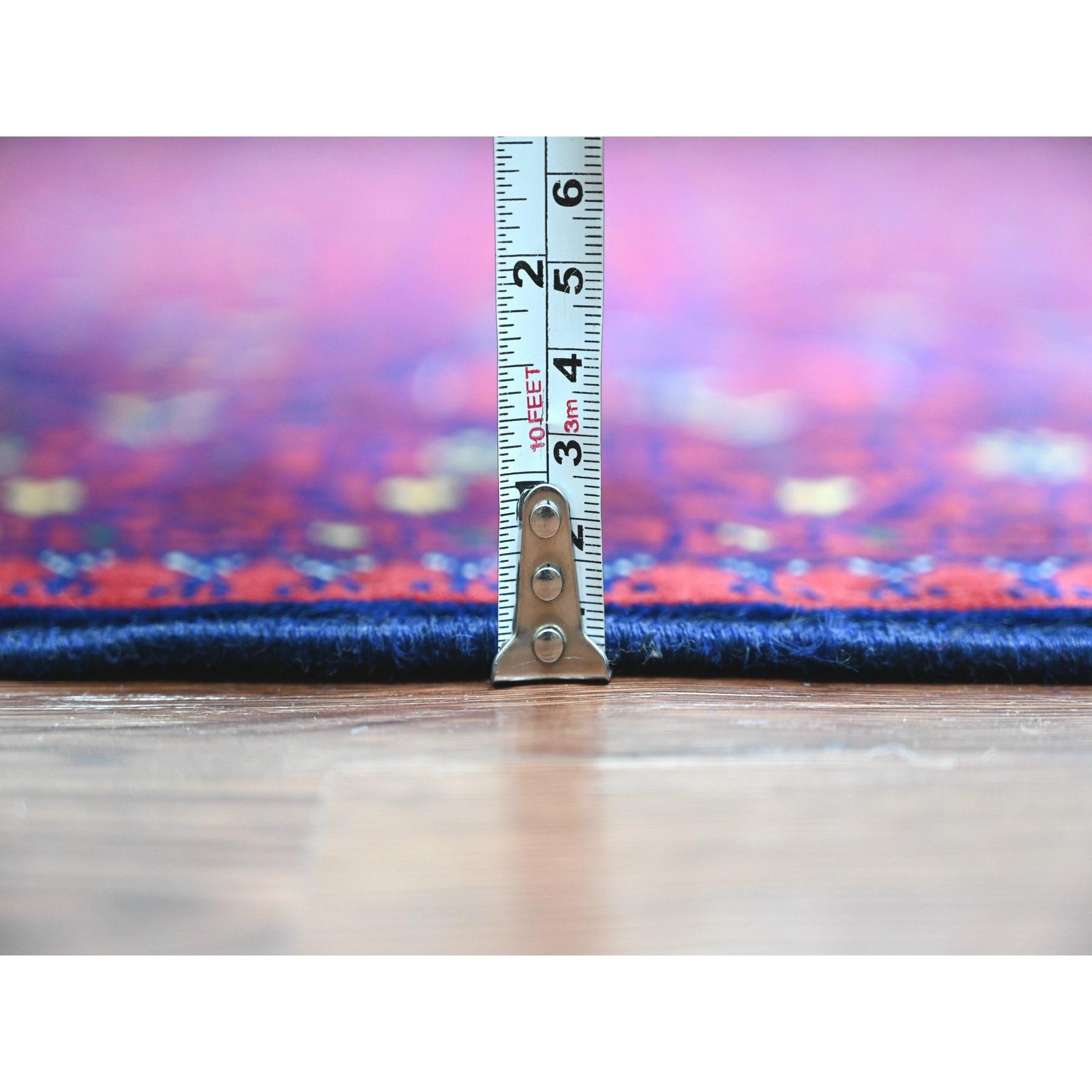 Tapis oriental rouge afghan Khamyab à motif géométrique noué à la main 9'10