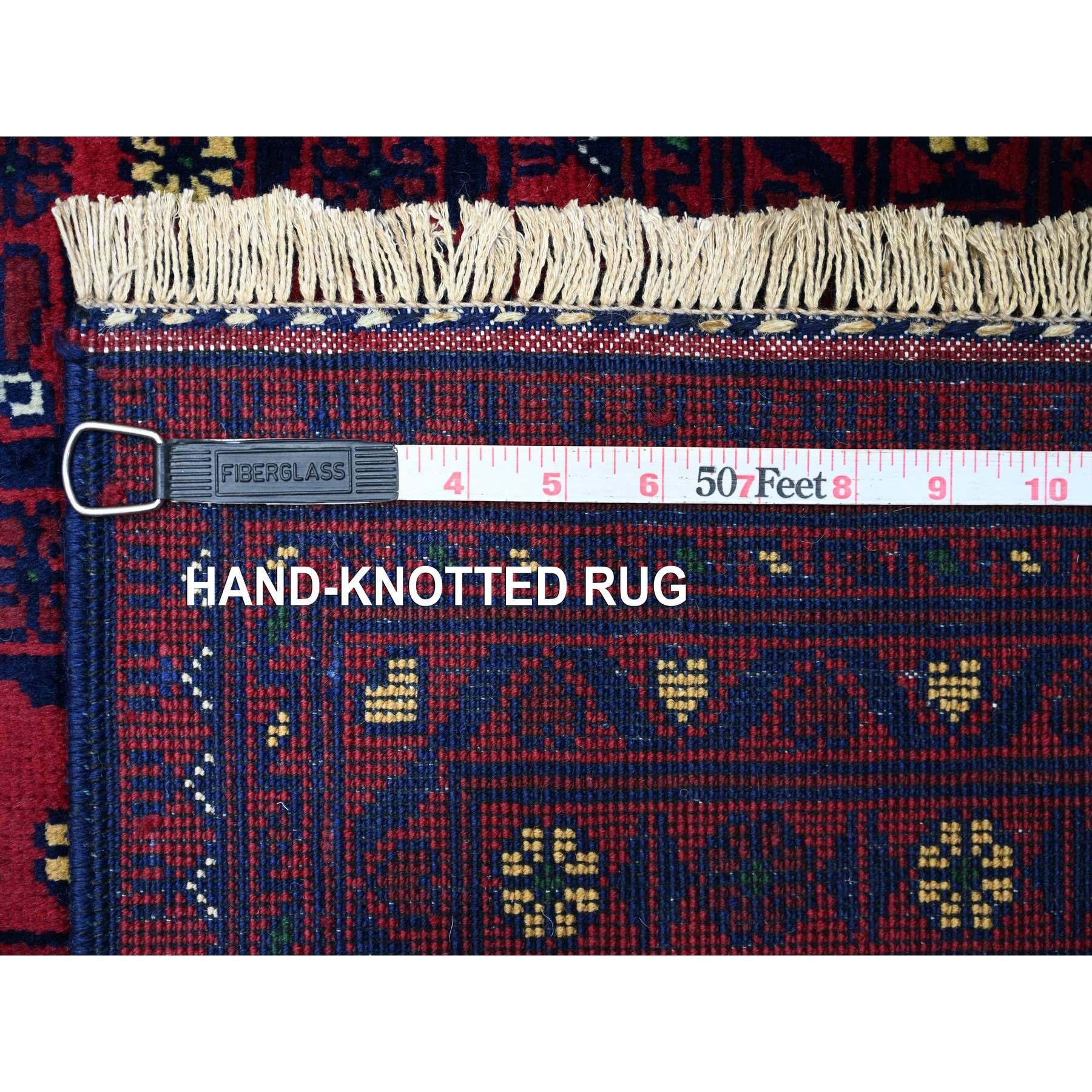 Tapis oriental rouge afghan Khamyab à motif géométrique noué à la main 9'10