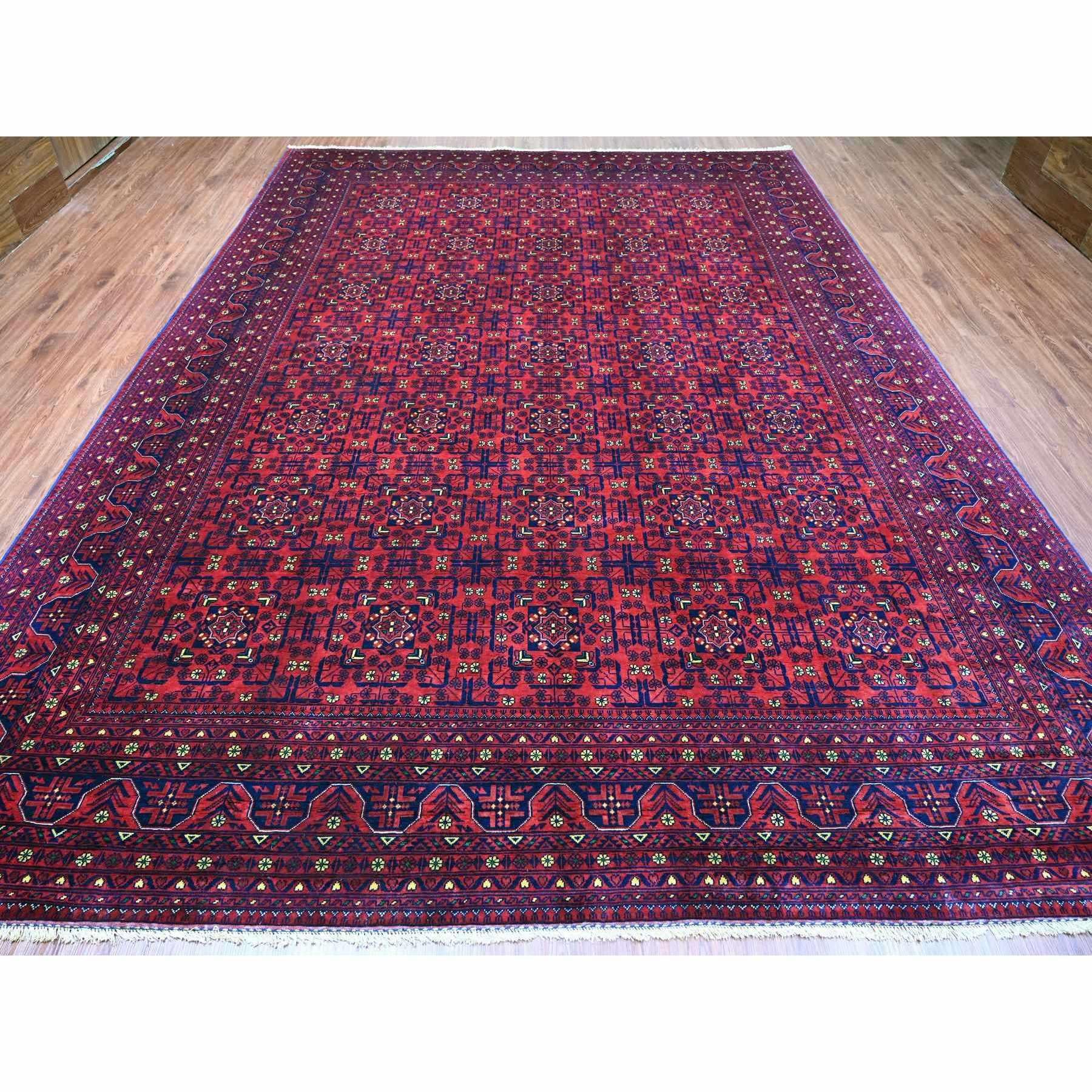 Rouge profond et saturé, Khamyab afghan avec design géométrique, laine douce, teintures végétales, noué à la main, tapis d'Orient
Matières premières : Laine
Latex : Pas de poils 
hauteur : 0,25 pouces
Style : Traditionnel
Couleur primaire :