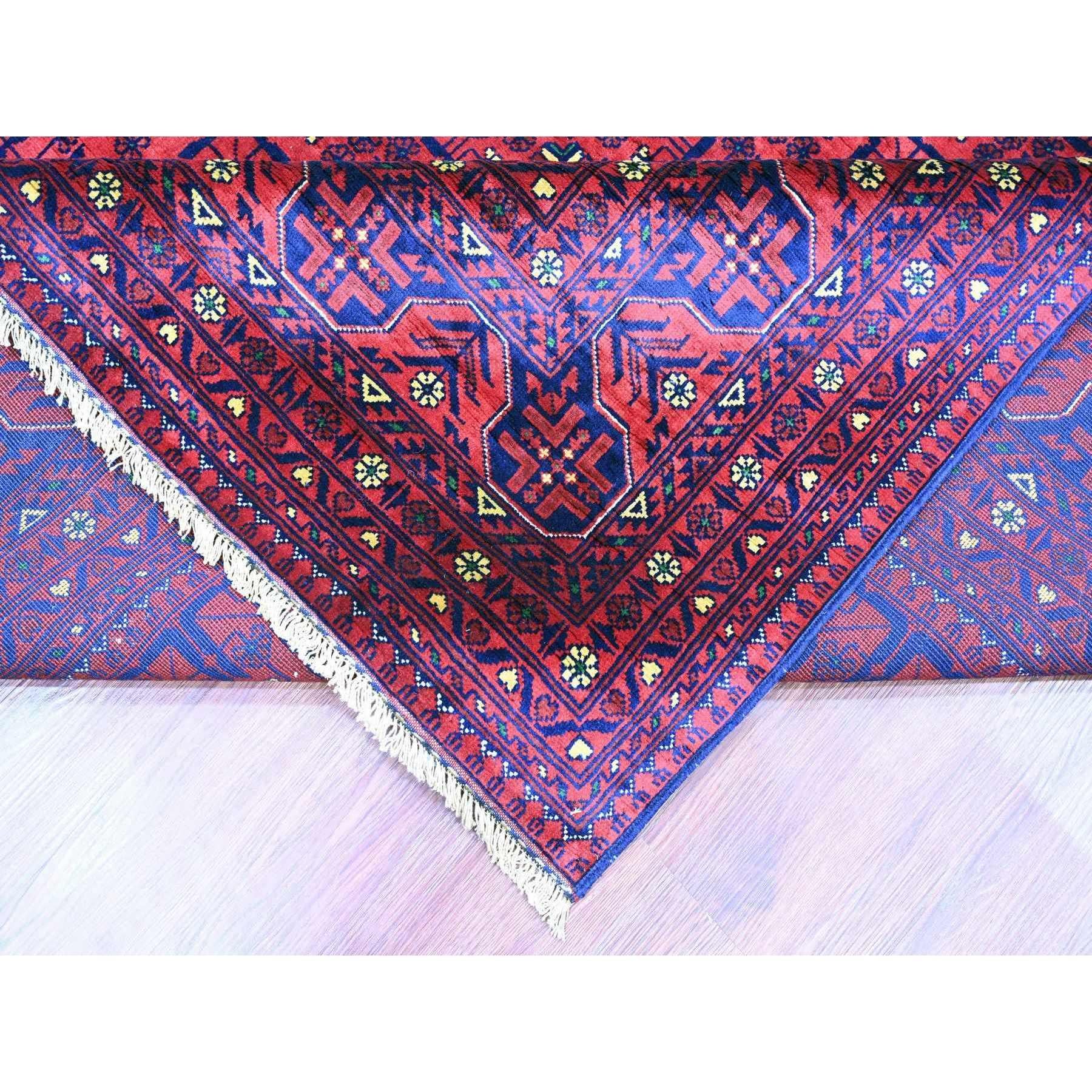 Tapis oriental rouge afghan Khamyab à motif géométrique noué à la main 9'10