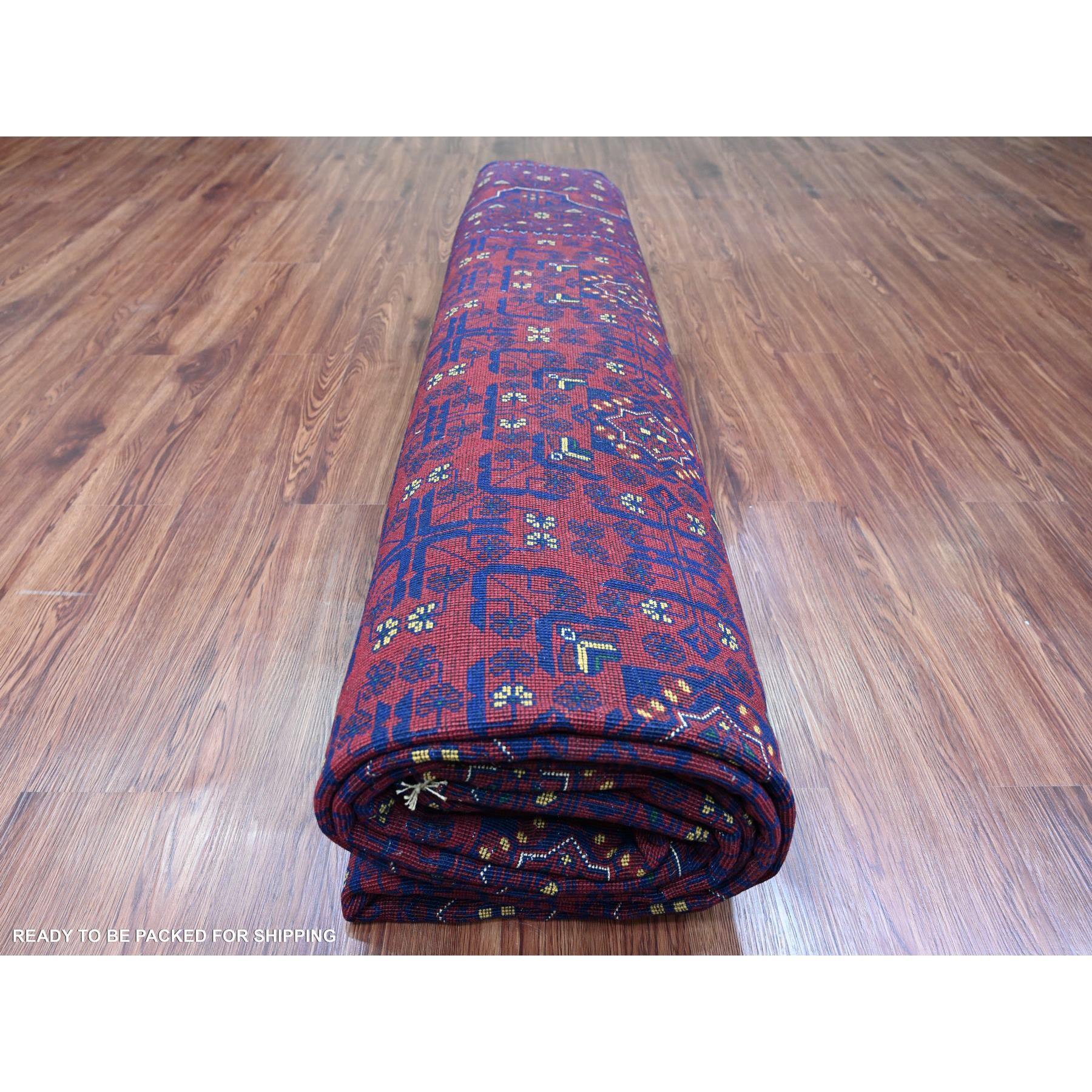 Tapis oriental rouge afghan Khamyab à motif géométrique noué à la main 9'10