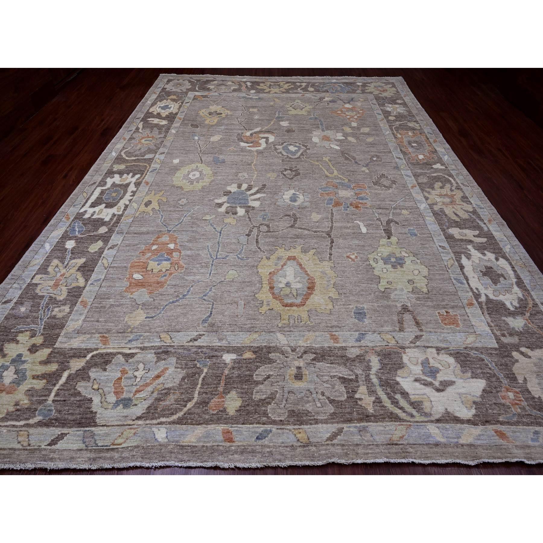 Tappeto Spanish Gray, Afghan Angora Oushak con disegno di foglie colorate, annodato a mano, tinture vegetali, 100% lana, Tappeto Orientale
Materiali primari: Lana
Lattice: No Pile 
altezza: 0,25 pollici
Stile: Di transizione
Colore primario: