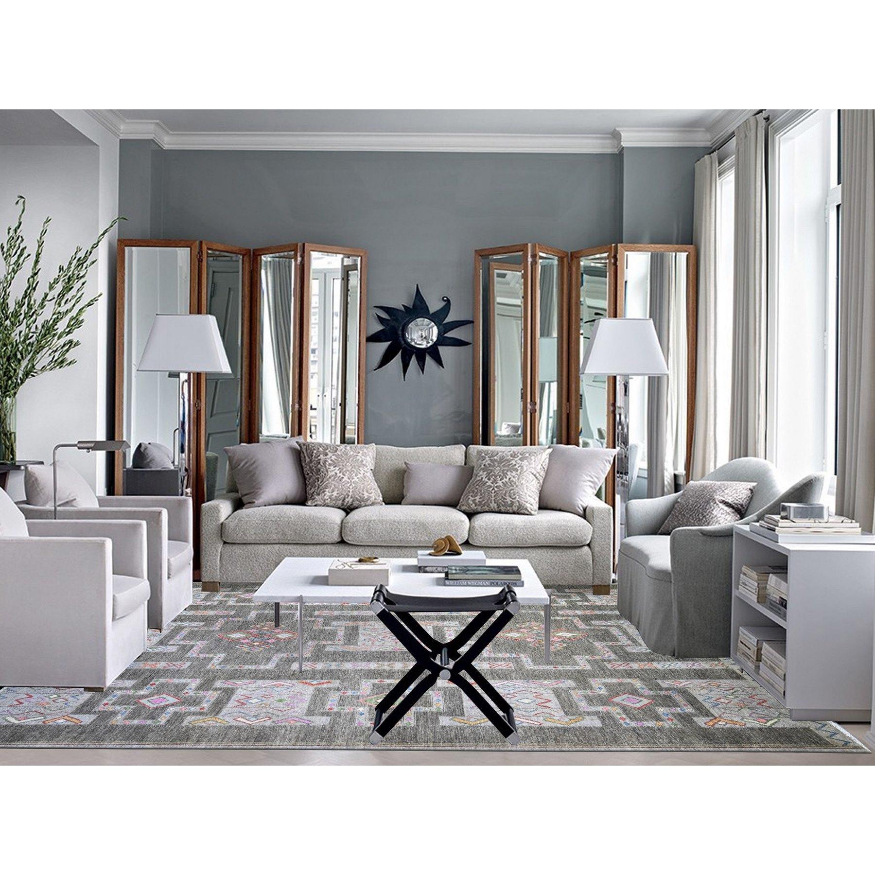 Cloud Gray, pregiato Peshawar con intricati motivi geometrici tinti al vegetale, lana extra morbida annodata a mano, tappeto orientale
Materiali primari: Lana
Lattice: No
Altezza del mucchio: 0.25 pollici
Stile: Di transizione
Colore primario: