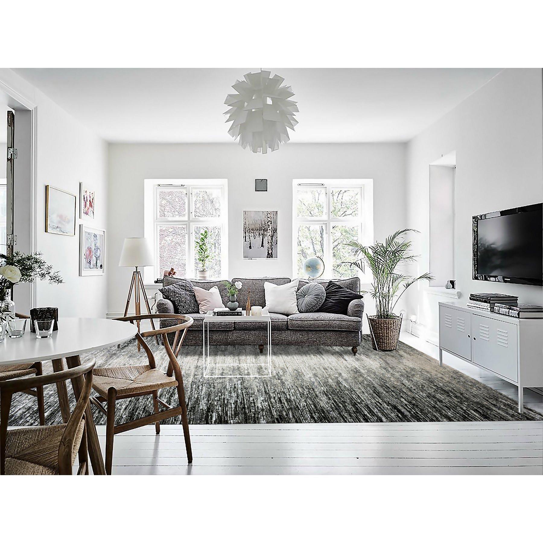 Si tratta di un autentico esemplare unico di tappeto orientale in lana e seta annodato a mano dal design moderno a striature. È stato annodato per mesi e mesi con tecniche di tessitura secolari da esperti artigiani.
Materiali primari: Lana e