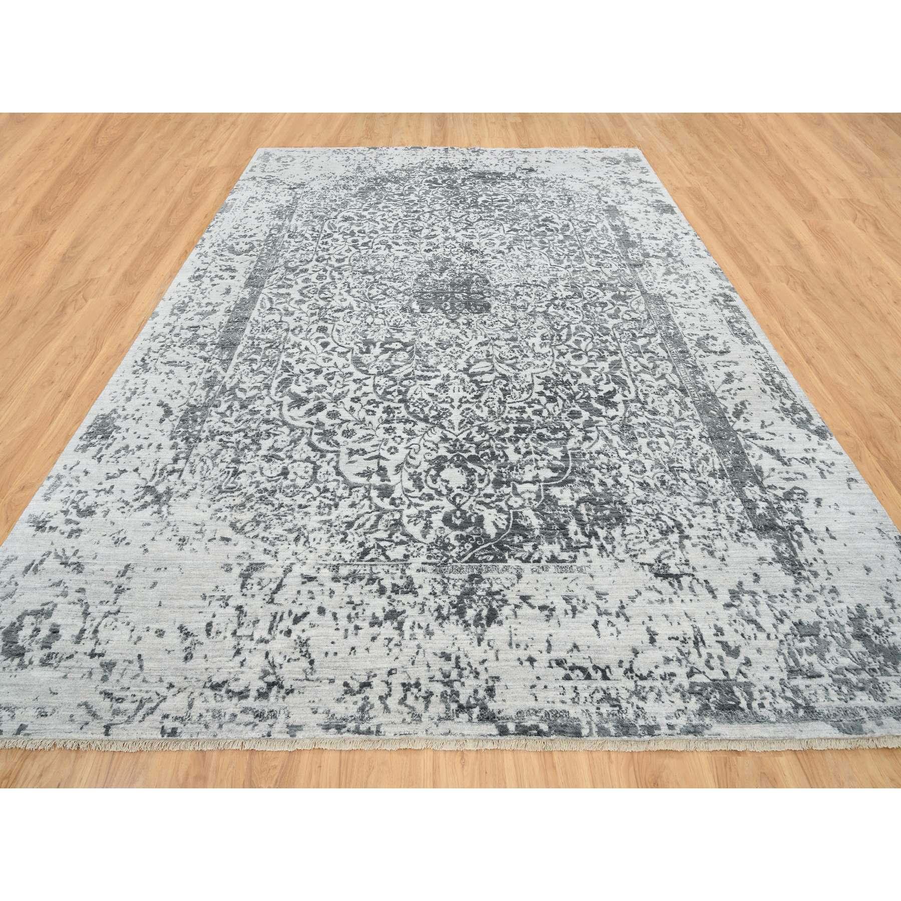 Gris, noué à la main, Design/One, Laine et soie pure, Tapis d'Orient
Matériaux primaires : Laine et soie
Latex : Pas de poils 
hauteur : 0,25 pouces
Style : Transitionnel
Couleur primaire : Gris
Couleurs secondaires : Ivoire, Argent
Modèle : Oriental