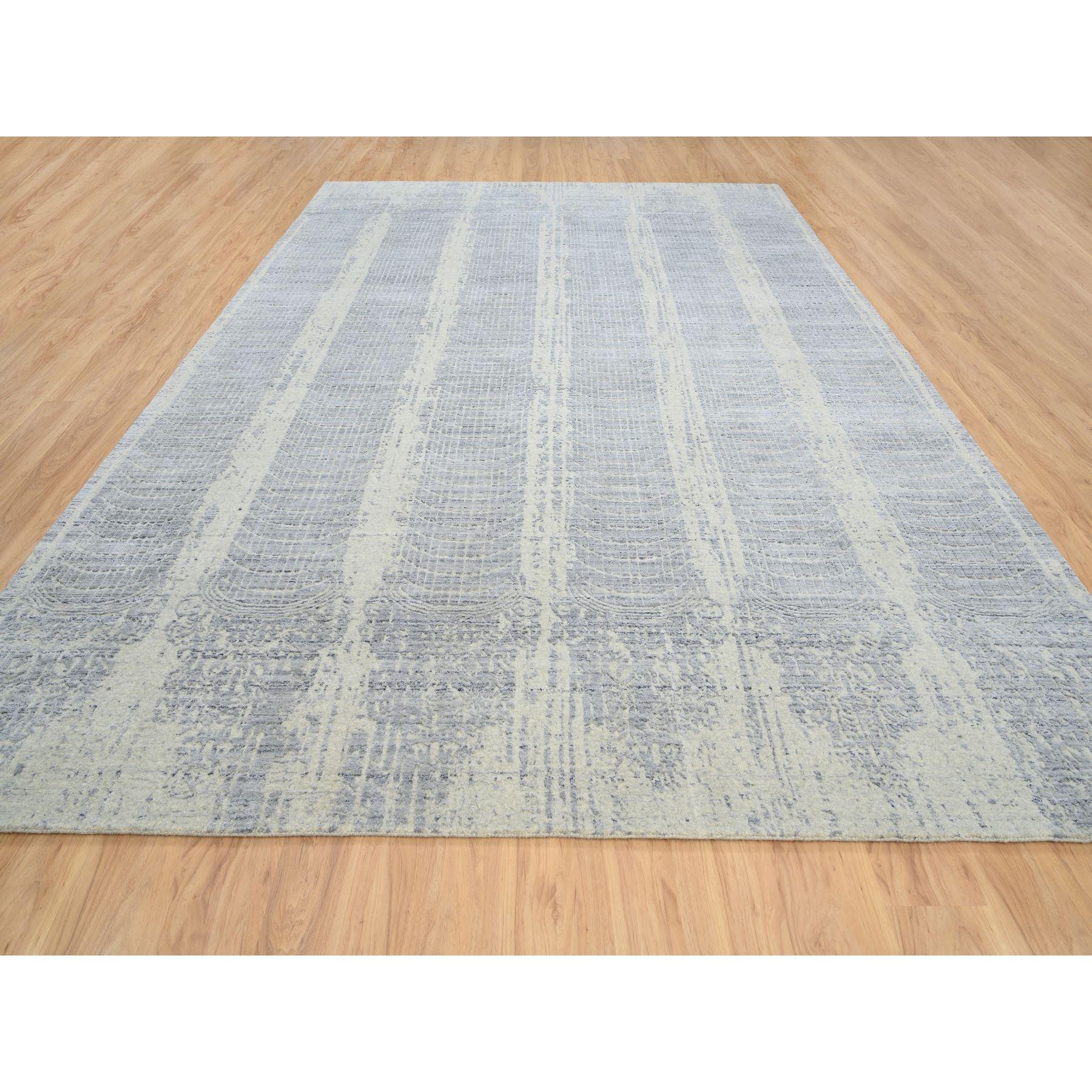Si tratta di un autentico esemplare unico di Tappeto Orientale Grigio, Tono su Tono, Design Transitorio Cancellato, Tessitura Jacquard a mano, Lana e Seta Vegetale. È stata tessuta per mesi e mesi con tecniche artigianali secolari da