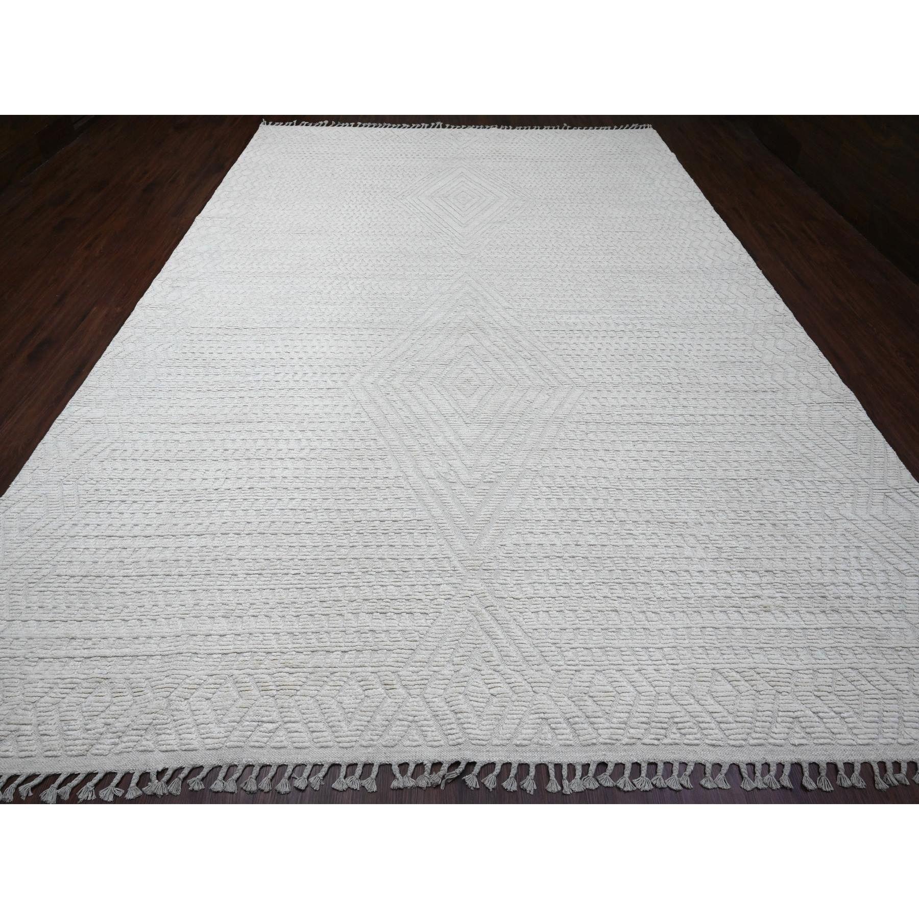 Bianco perla, Trama marocchina, Tono su tono, Intricato motivo a diamante, Annodato a mano, 100% lana, Tappeto orientale
Materiali primari: Lana
Lattice: No Pile 
altezza: 0,25 pollici
Stile: Tradizionale
Colore primario: Avorio
Colori secondari: