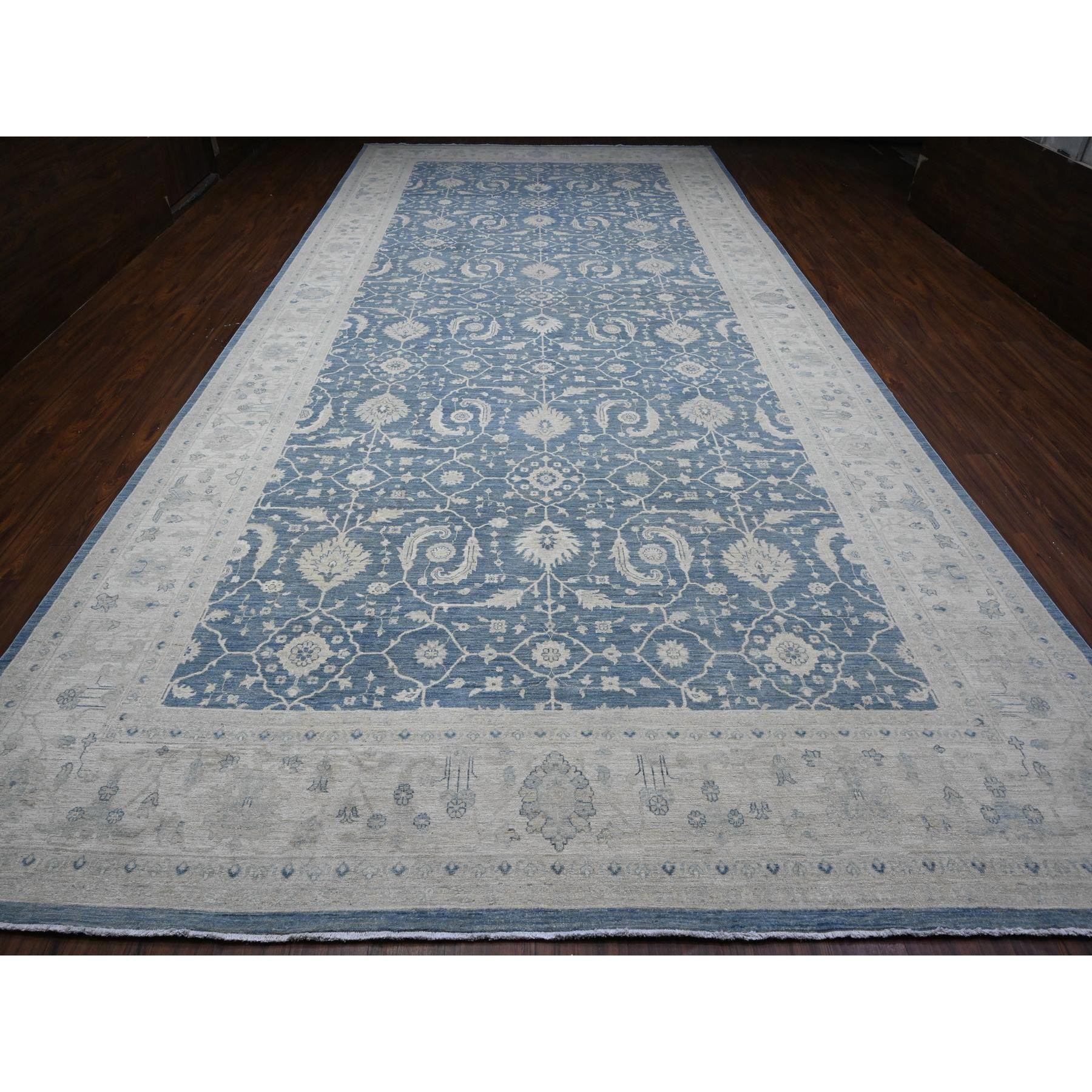 Se trata de una auténtica alfombra oriental, anudada a mano, de pura lana, larga y estrecha, con diseño Sultanabad Rugs. Ha sido anudada durante meses y meses con técnicas artesanales de tejido centenarias por expertos artesanos.
Materiales
