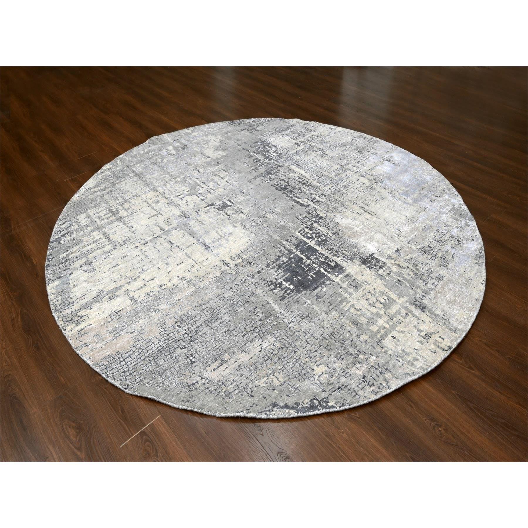 Wolkengrau, Handgeknüpft, Abstrakt mit Mosaik-Design, Wolle und Seide, Runder Orientteppich
Primäre MATERIALIEN: Wolle & Seide
Latex: Kein Flor 
Höhe: 0,25 Zoll
Stil: Transitional
Grundfarbe: Grau
Sekundäre Farben: Elfenbein, Beige, Dunkelbraun,