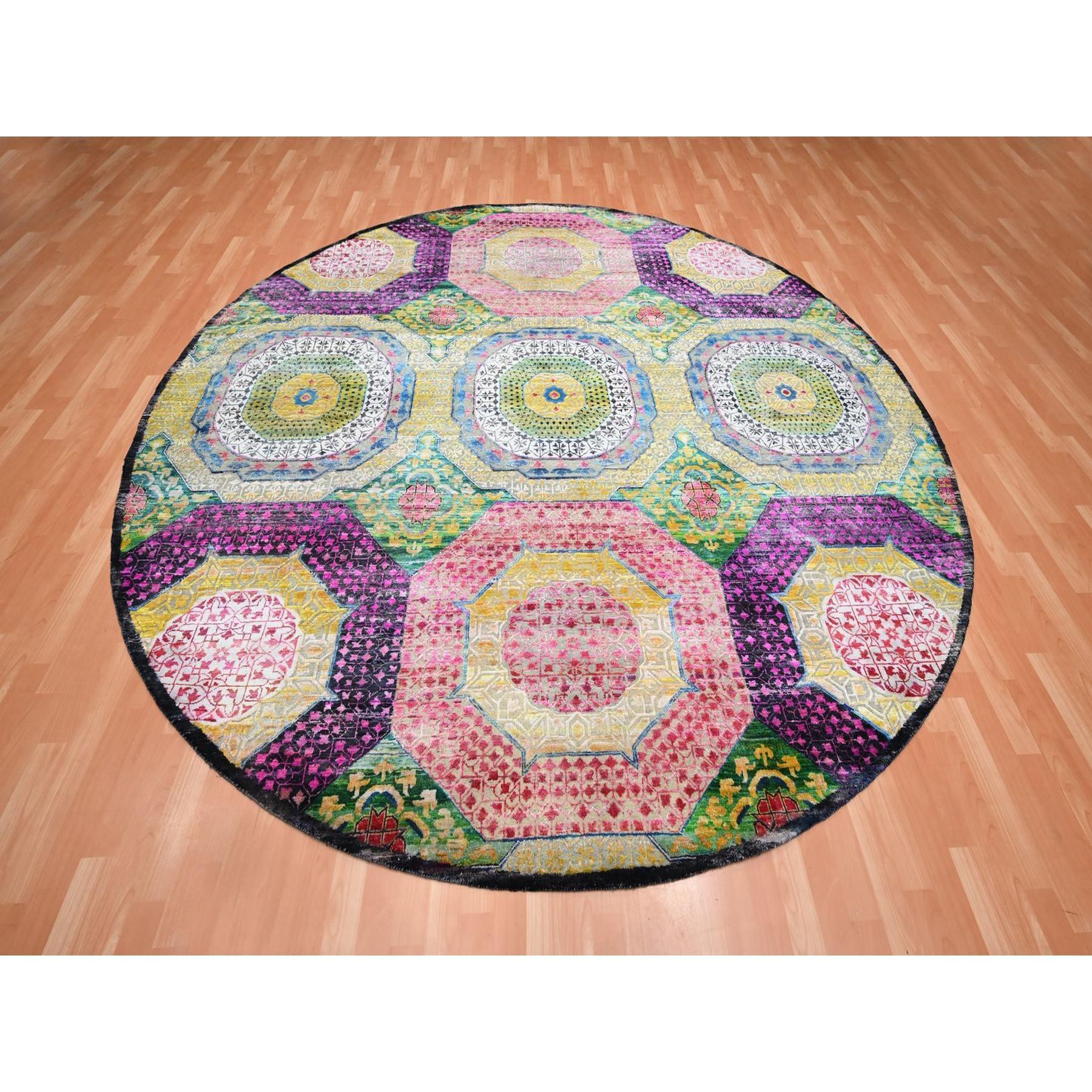 Jaune d'or, Colorful Mamluke Design, Hand Knotted, Sari Silk with Textured Wool, Round, Oriental Rug
Matériaux primaires : Laine et soie
Latex : NonHauteur des poils : 0.25 pouces
Style : Traditionnel
Couleur primaire : jaune
Couleurs secondaires :