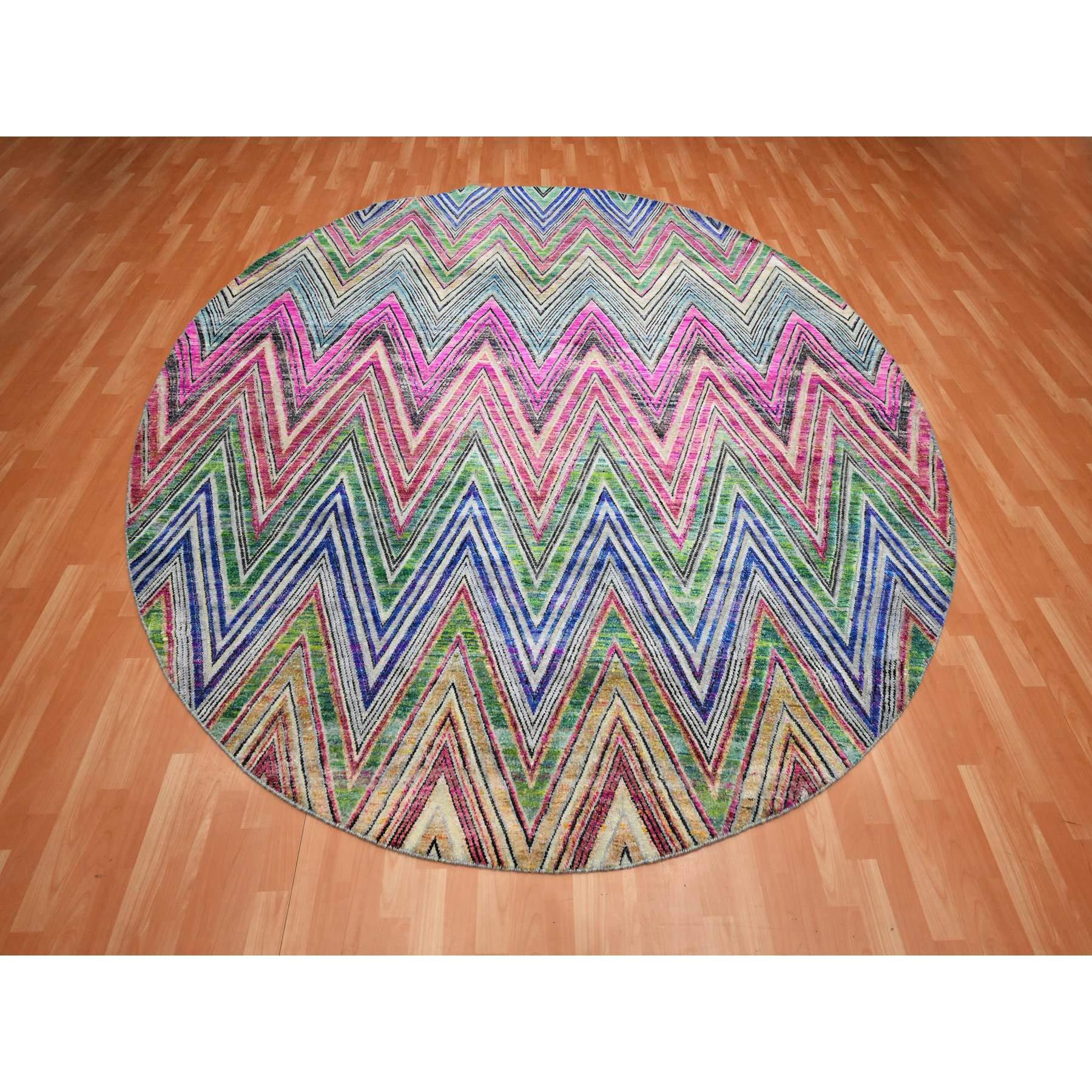 Rosa caldo, disegno Chevron colorato, annodato a mano, seta Sari con lana strutturata, rotondo, Tappeto orientale
Materiali primari: Lana e seta
Lattice: No Pile 
altezza: 0,25 pollici
Stile: Di transizione
Colore primario: Rosa
Colori secondari: