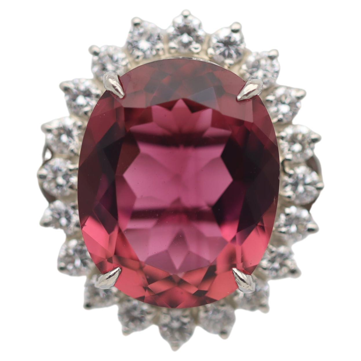 Platinring mit 9,11 Karat rosa Turmalin und Diamant-Halo