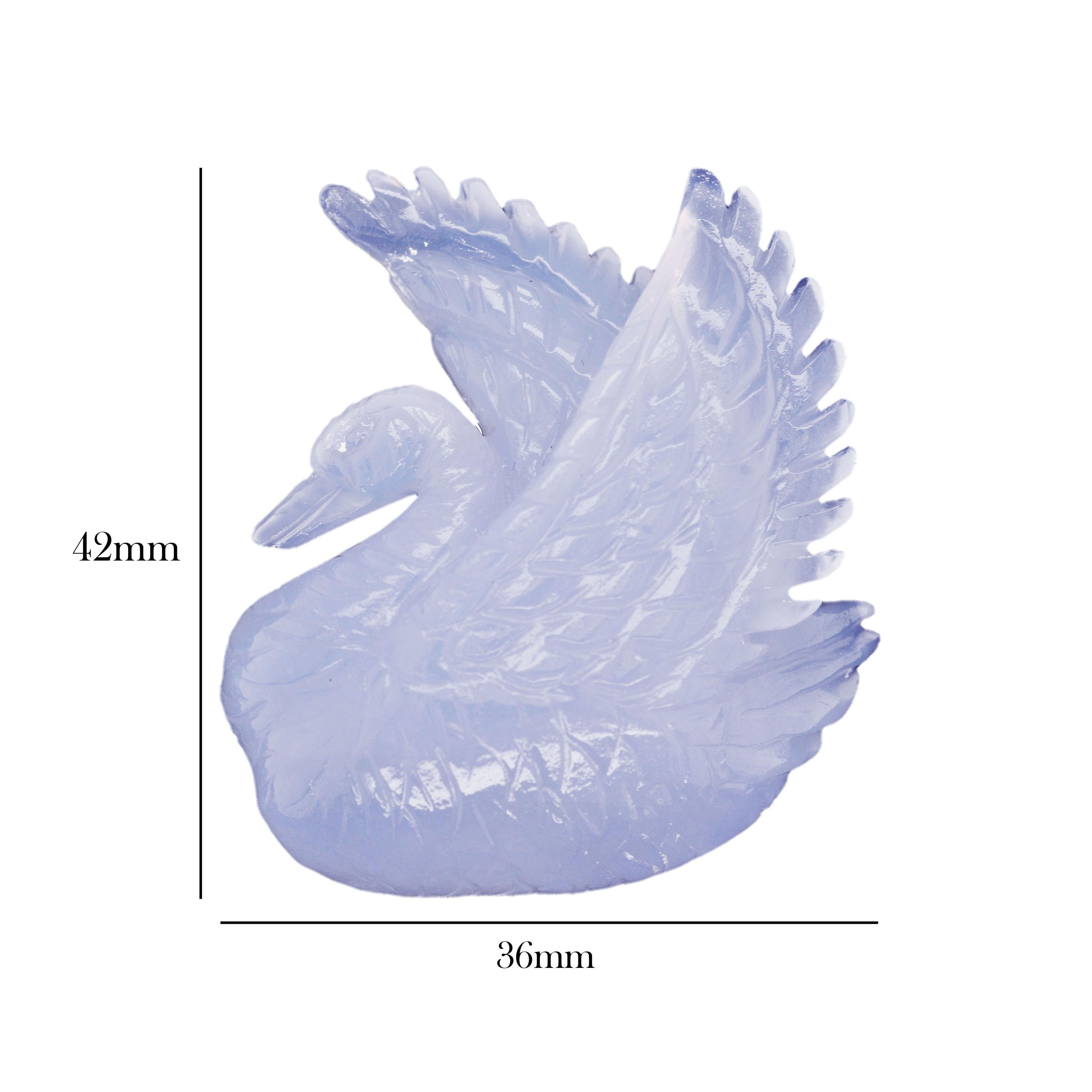 Il Cigno di calcedonio blu intagliato a mano da 91,15 carati è una gemma straordinaria che fonde perfettamente natura, artigianato ed eleganza. Proveniente dalla Turchia, rinomata per la sua ricca storia di gemme, questo pezzo presenta uno splendido