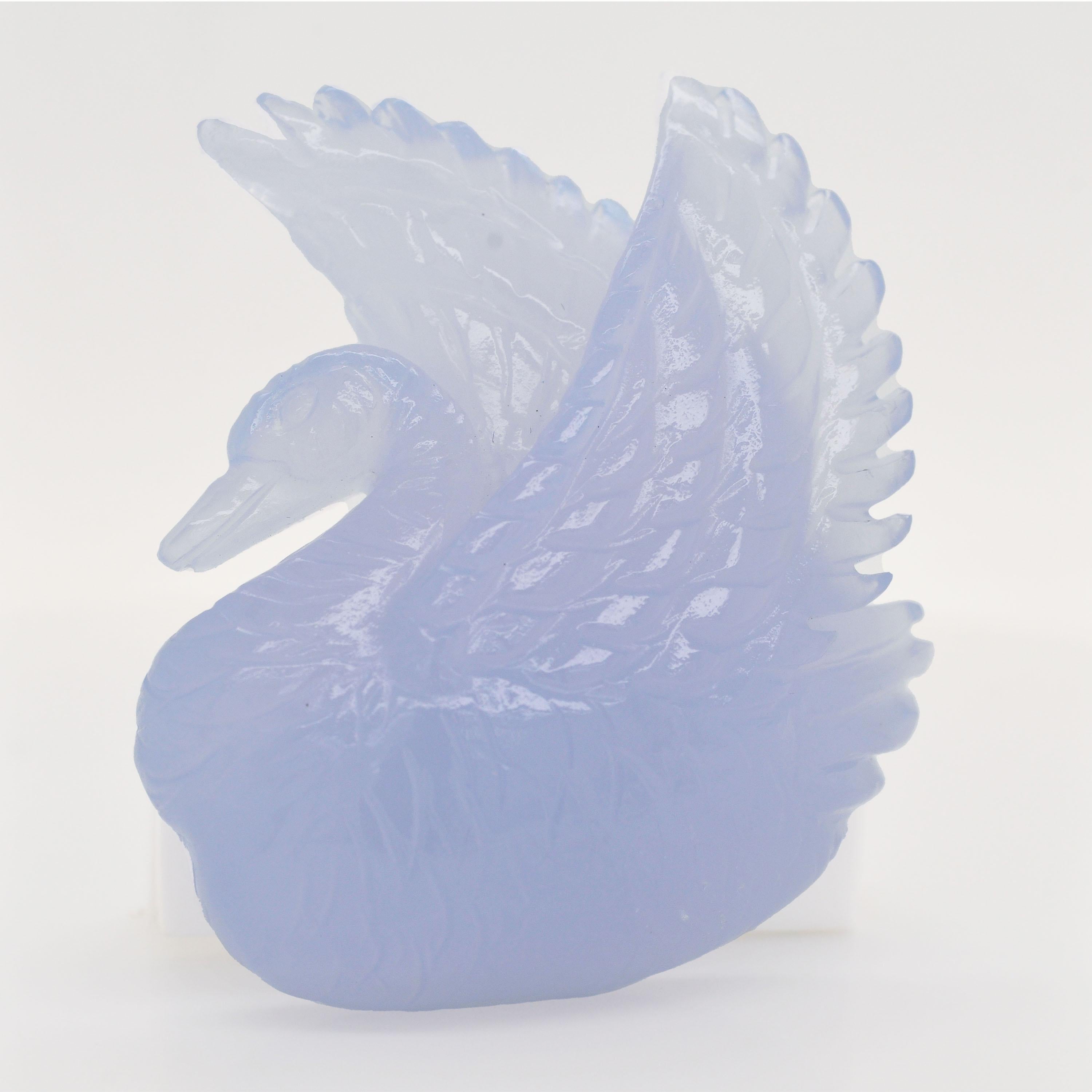 Contemporaneo 91,15 carati di calcedonio blu intagliato a mano, ciondolo di pietra preziosa con intaglio a cigno. in vendita