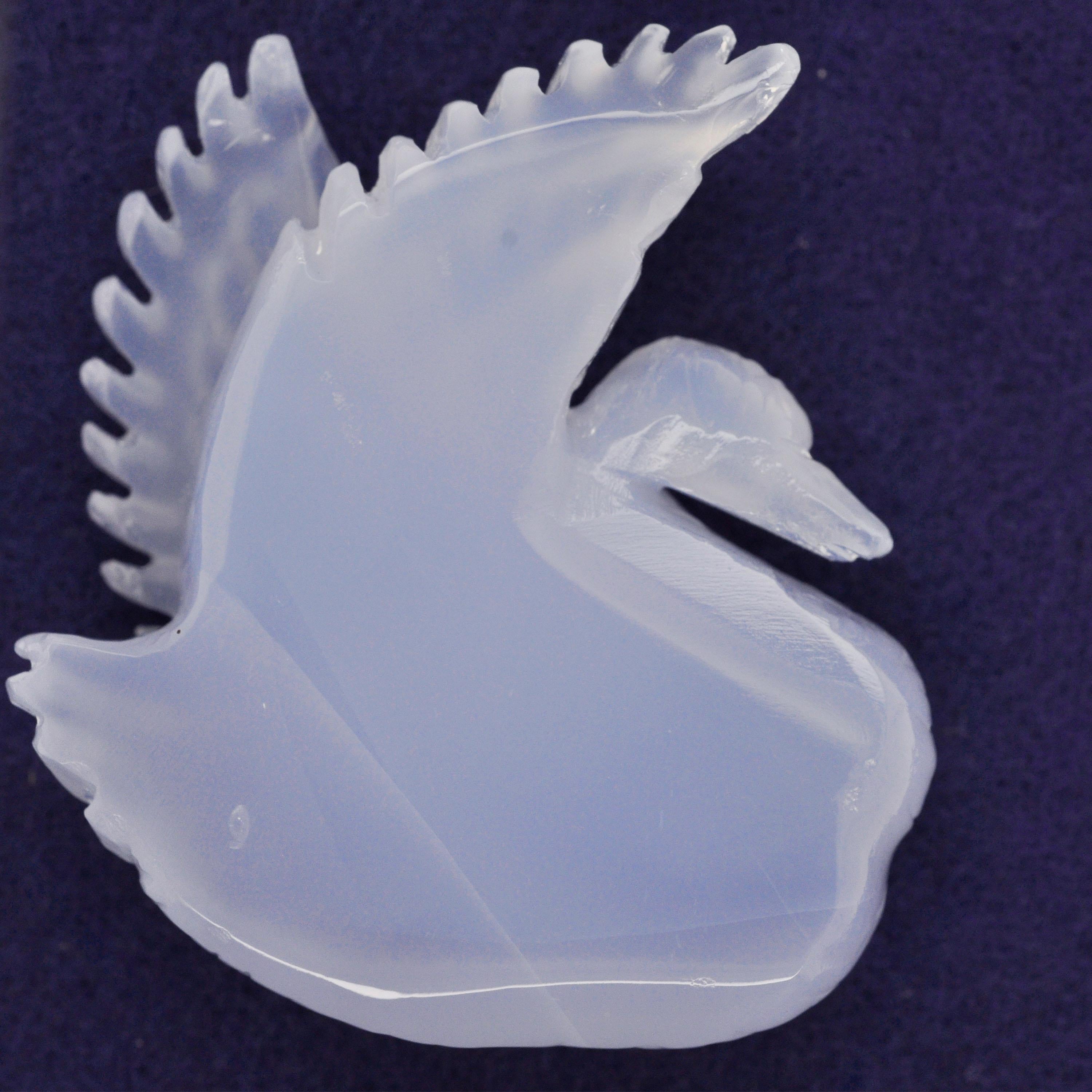 Taglio misto 91,15 carati di calcedonio blu intagliato a mano, ciondolo di pietra preziosa con intaglio a cigno. in vendita