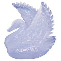 91,15 carati di calcedonio blu intagliato a mano, ciondolo di pietra preziosa con intaglio a cigno.