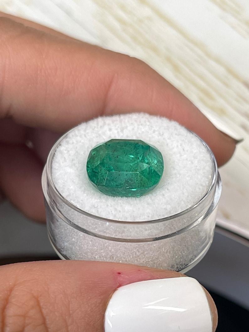 9,12 Karat erdiger grüner sambischer Smaragd - abgerundeter Kissenschliff Echter Edelstein im Angebot 1